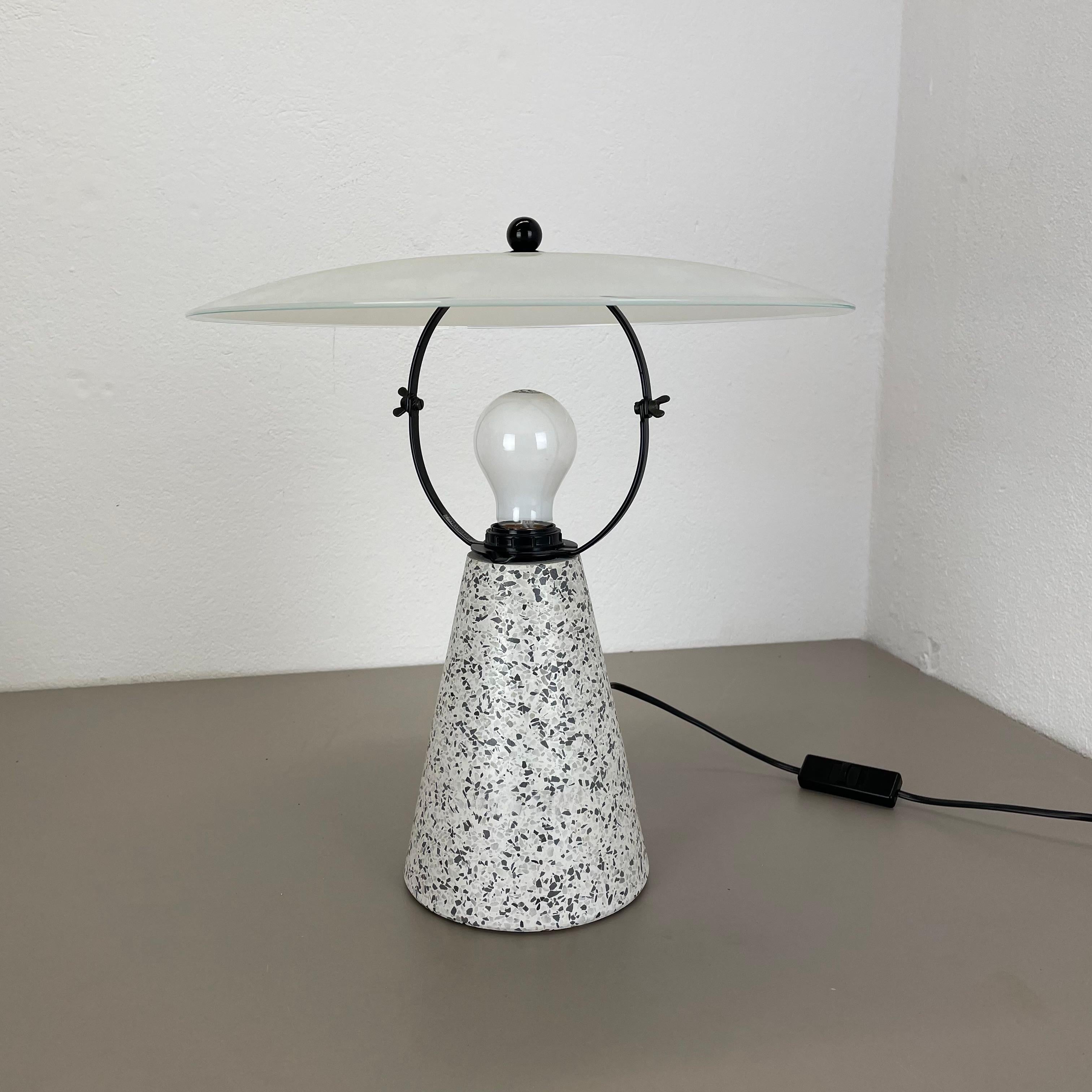 Allemand Rare lampe de bureau postmoderne de style Memphis en terrazzo « EON » par IKEA, Suède, années 1990 en vente