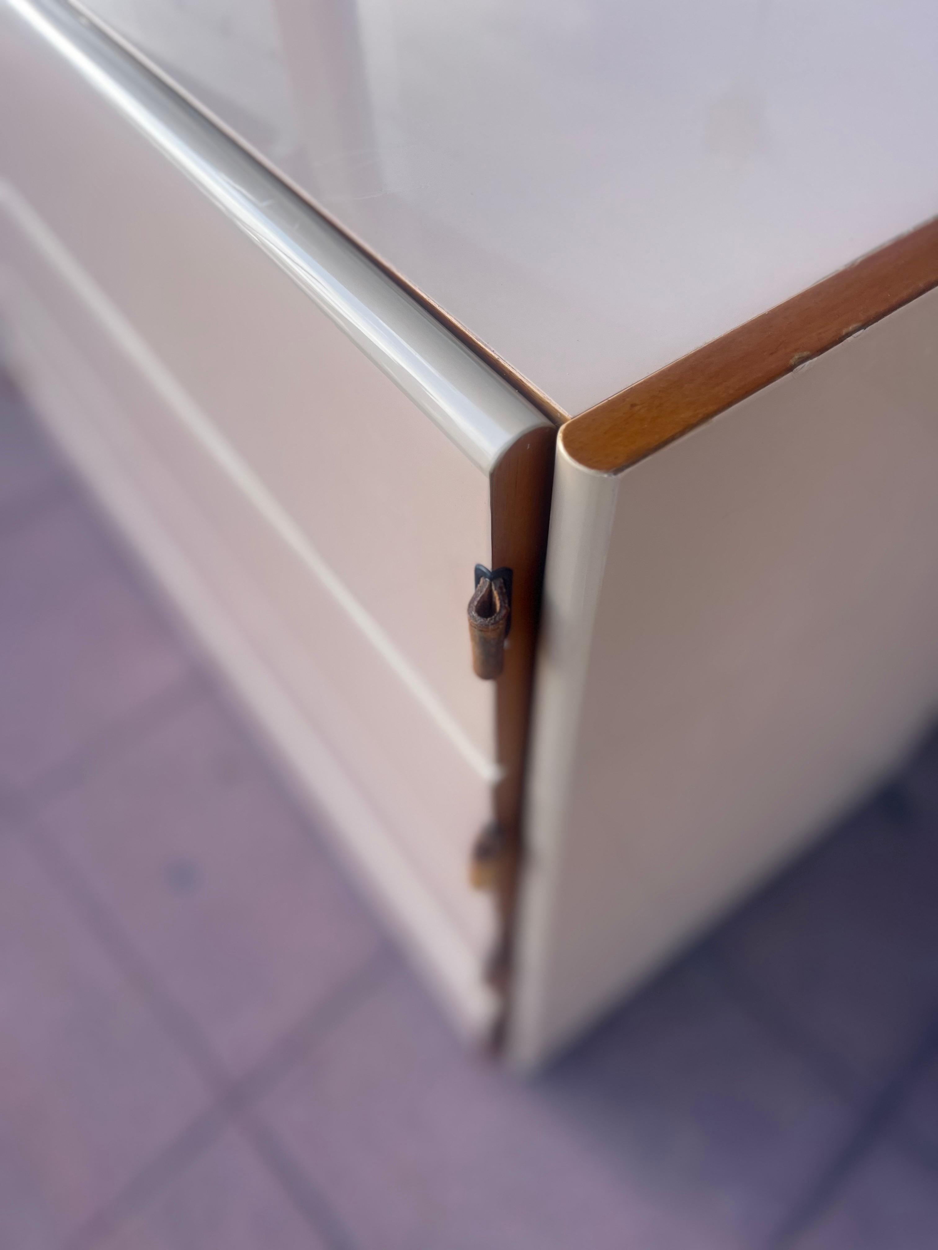 Seltene postmoderne rosa lackiert & Lederriemen & Nussbaum 4 Schublade Dresser Chest 3