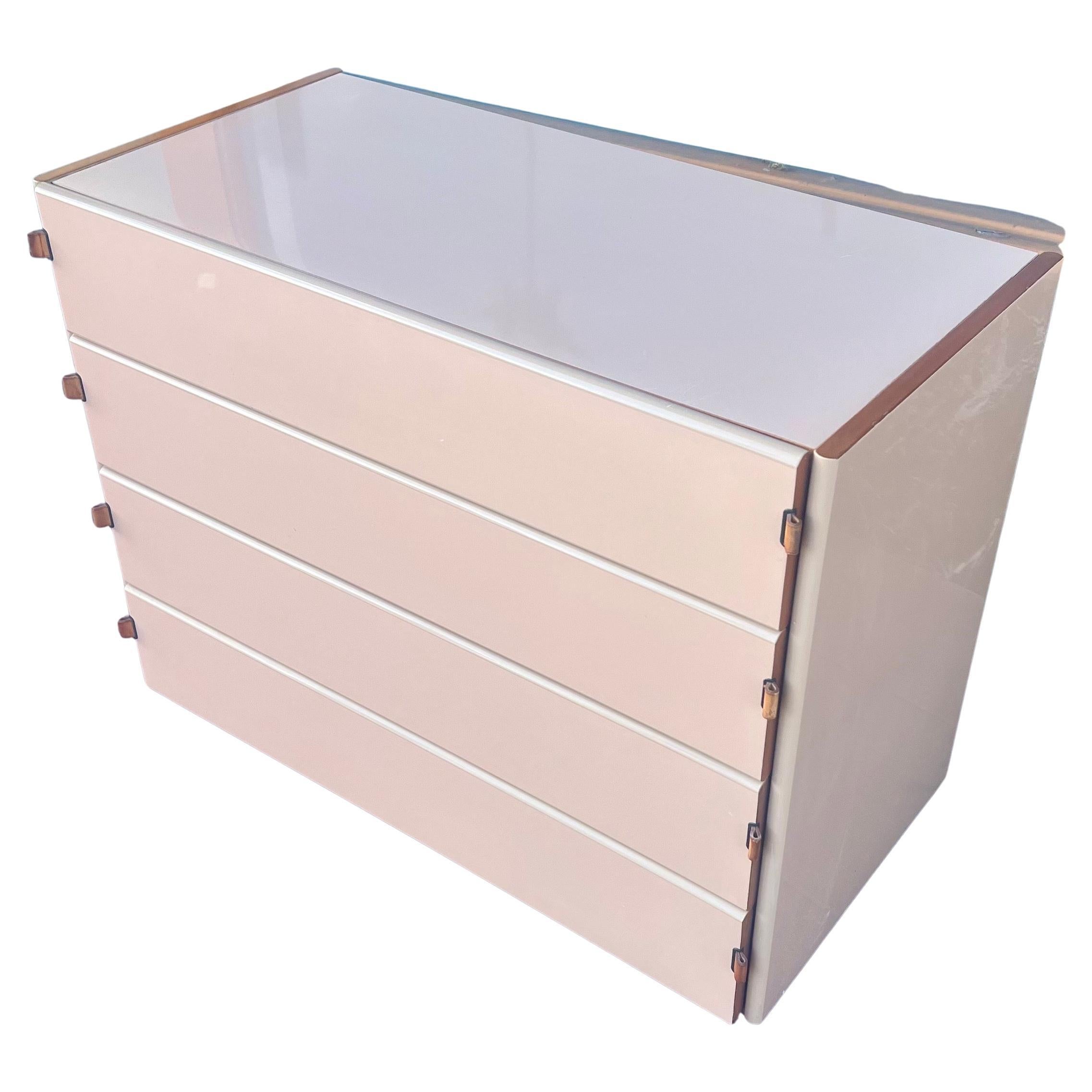 Schöne und seltene postmoderne rosa lackiert 4 Schublade Kommode mit walnun Kanten und innen und Seite Lederriemen, ein sehr einzigartiges Stück in der Rückseite schöne hohe Qualität Stück nachgearbeitet. eine klassische postmoderne Look sehr