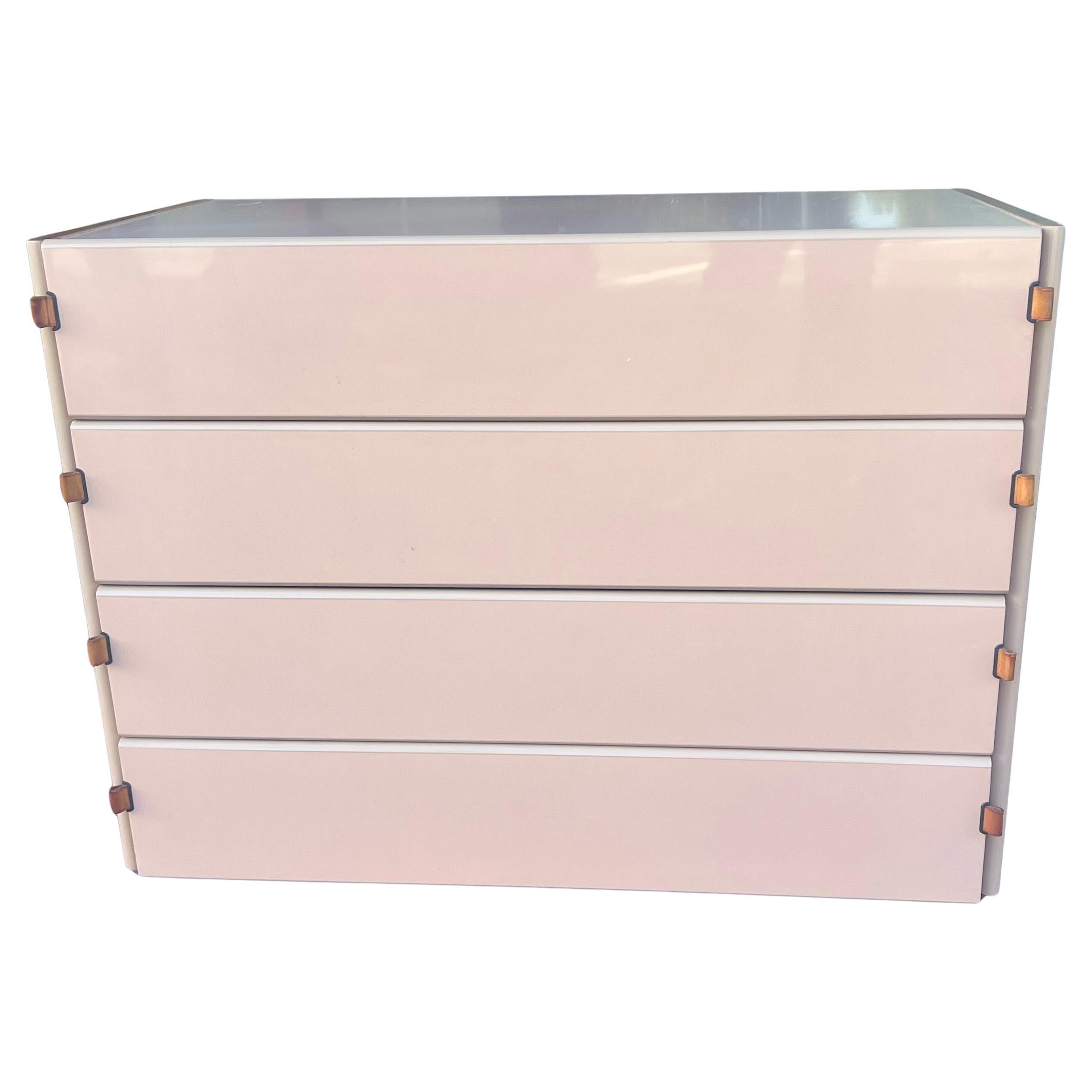 Seltene postmoderne rosa lackiert & Lederriemen & Nussbaum 4 Schublade Dresser Chest (Postmoderne)