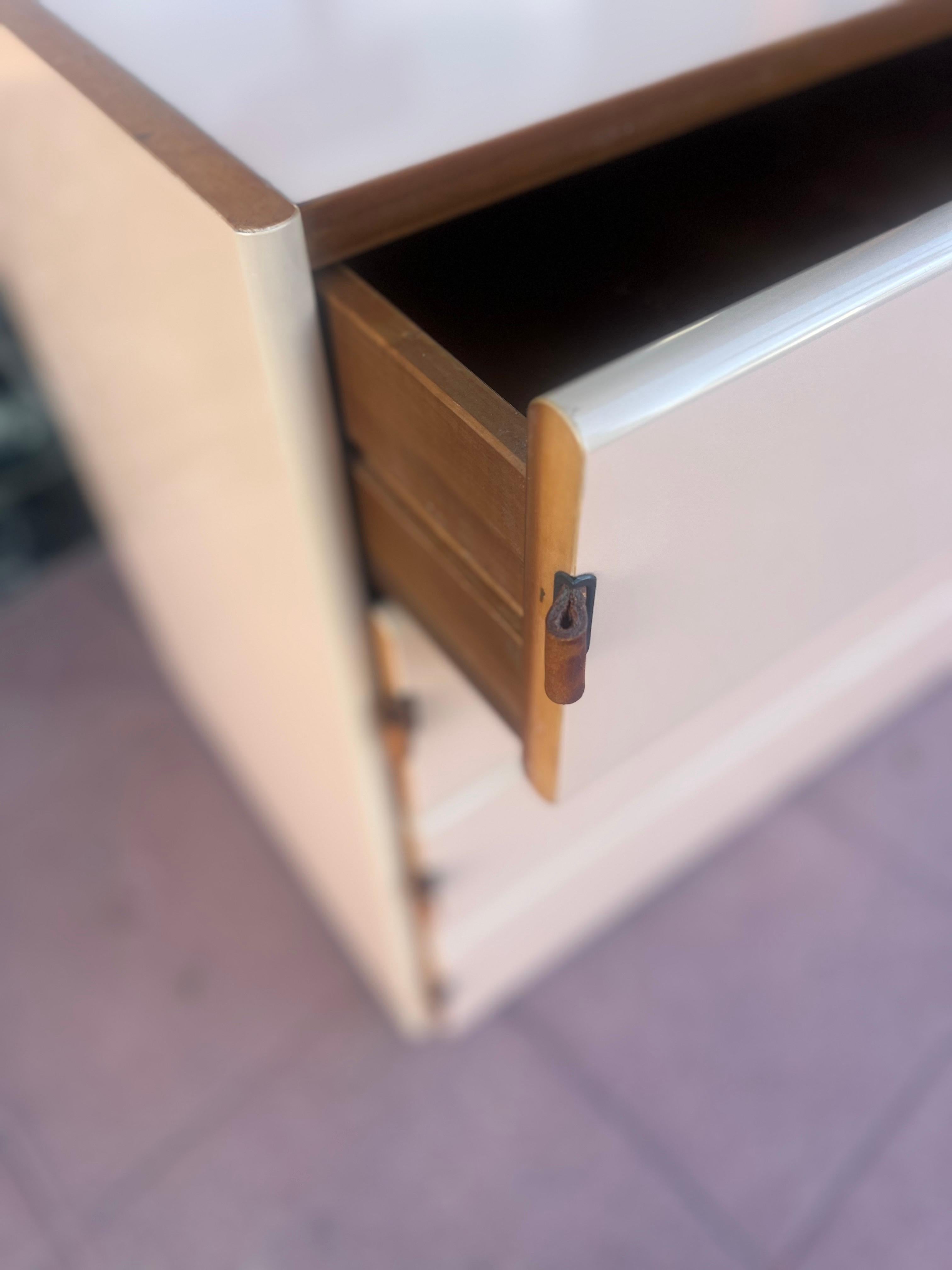 Seltene postmoderne rosa lackiert & Lederriemen & Nussbaum 4 Schublade Dresser Chest im Zustand „Gut“ in San Diego, CA