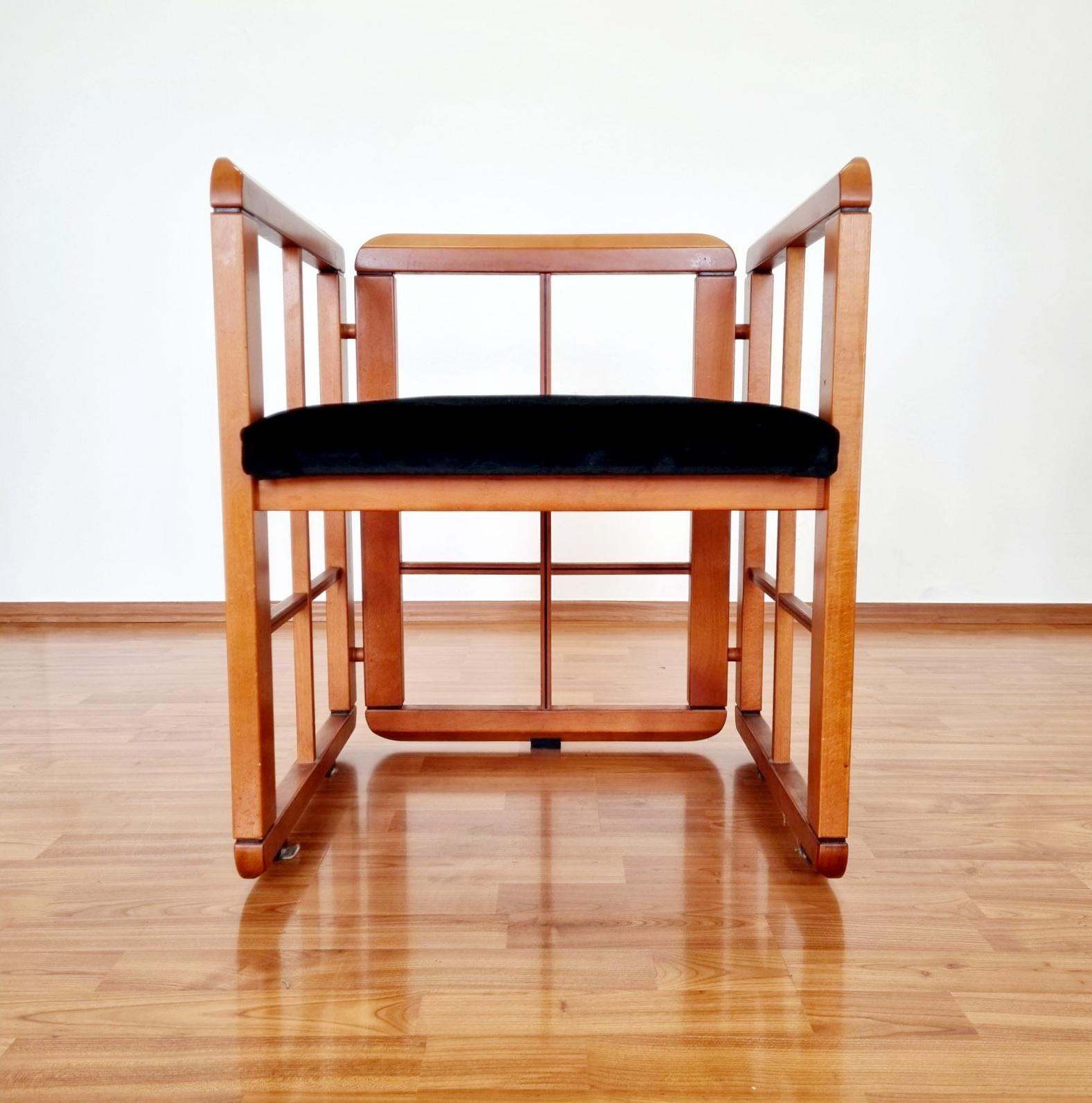 Post-Modern side, dining or desk armchair from the Caccia alla volpe furniture series, Italy 80s.
Designed by Franco Poldaretti
In very good condition.
