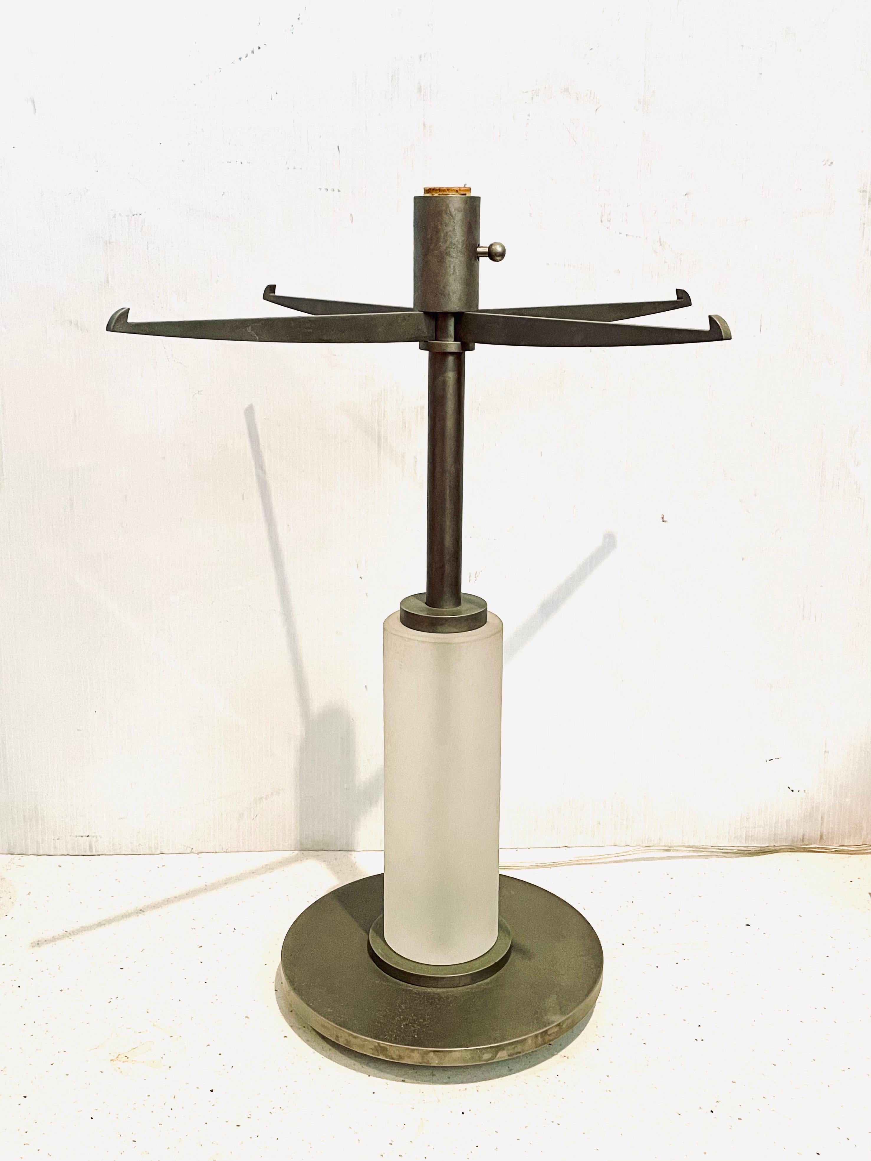 Une belle et rare lampe de bureau de table, en acier solide avec une finition galvanisée, avec une décoration centrale en verre solide et épais et un variateur d'intensité, l'abat-jour est d'origine à la lampe une certaine usure due à l'âge la lampe