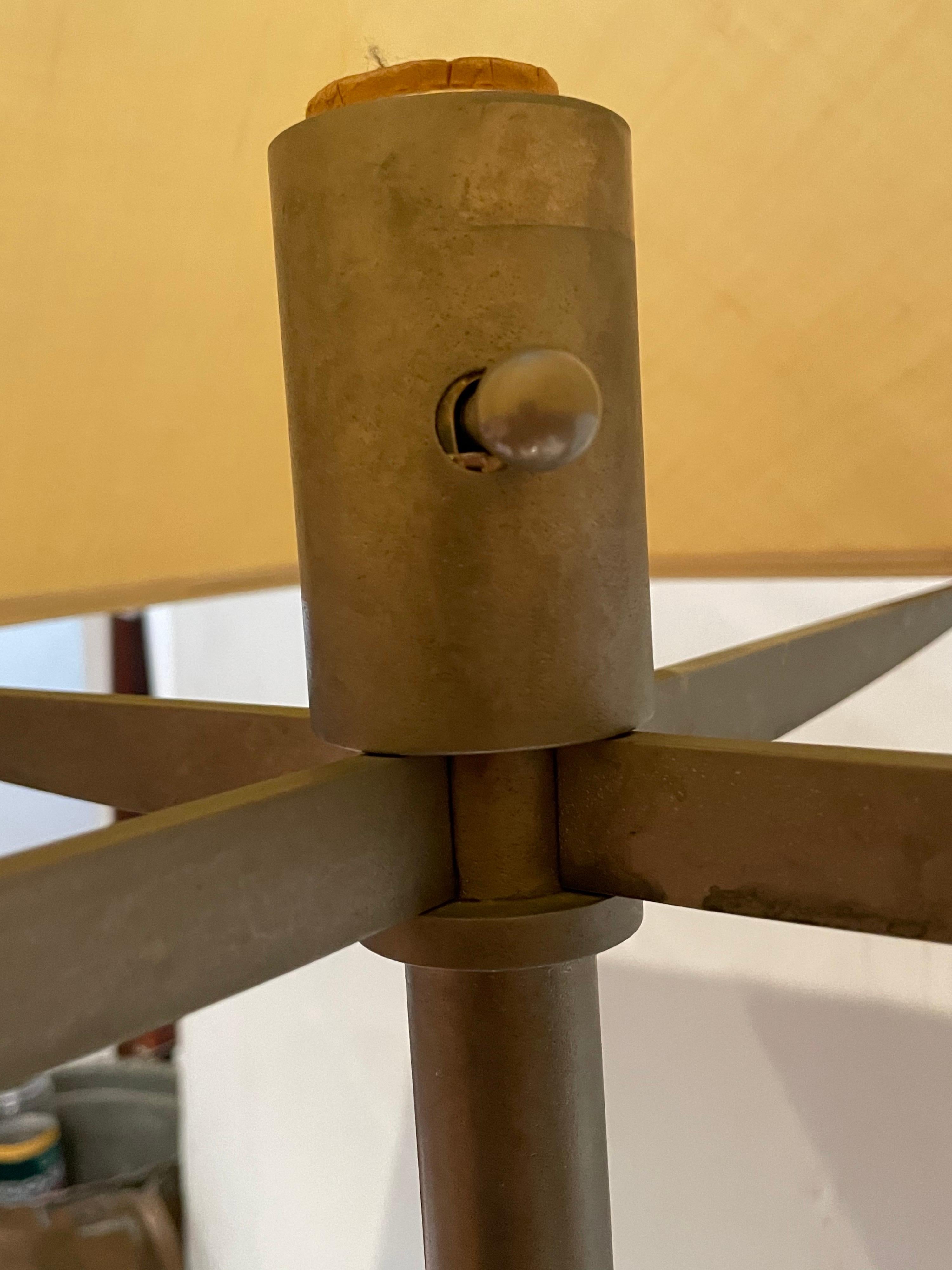 italien Rare lampe de bureau postmoderne à base en acier et verre texturé en vente