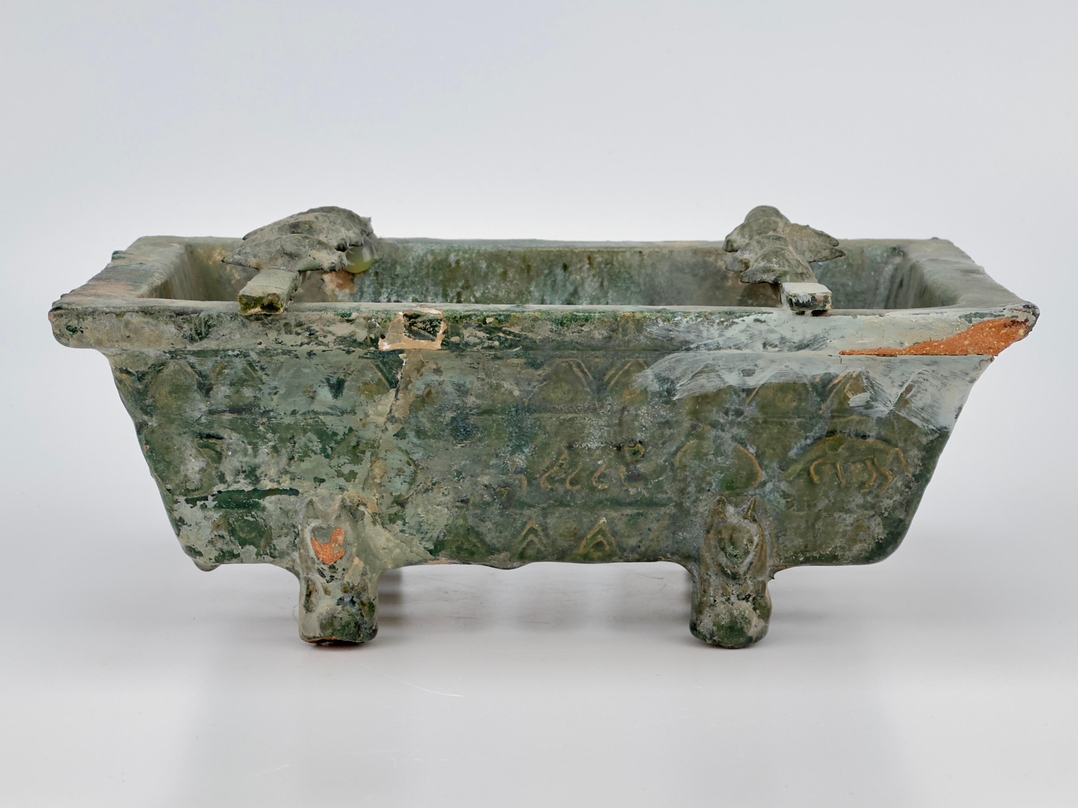 Vernissé Rare brasero rectangulaire en poterie avec des cigales à glaçure verte, Dynastie Han en vente