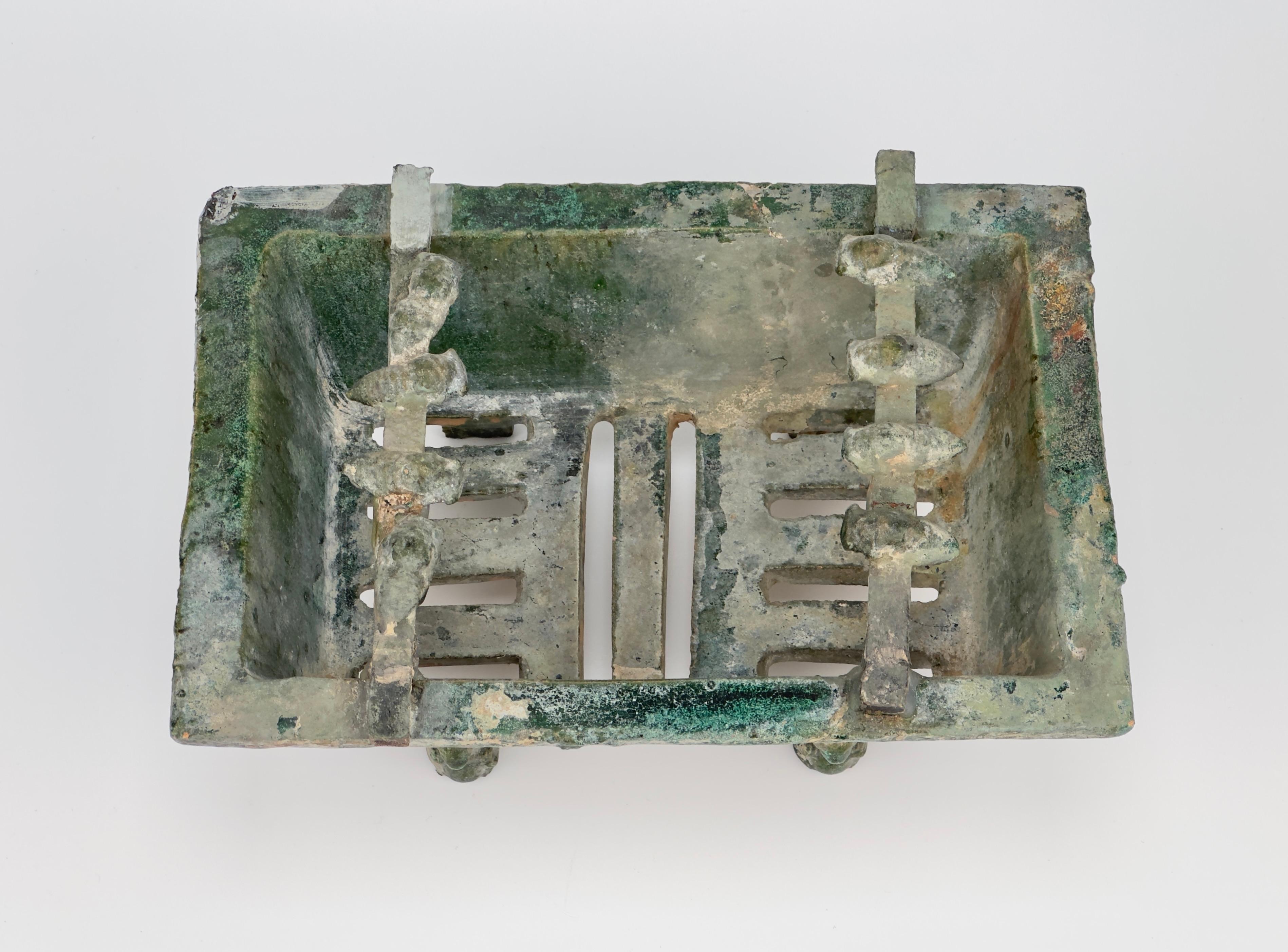 Poteries Rare brasero rectangulaire en poterie avec des cigales à glaçure verte, Dynastie Han en vente