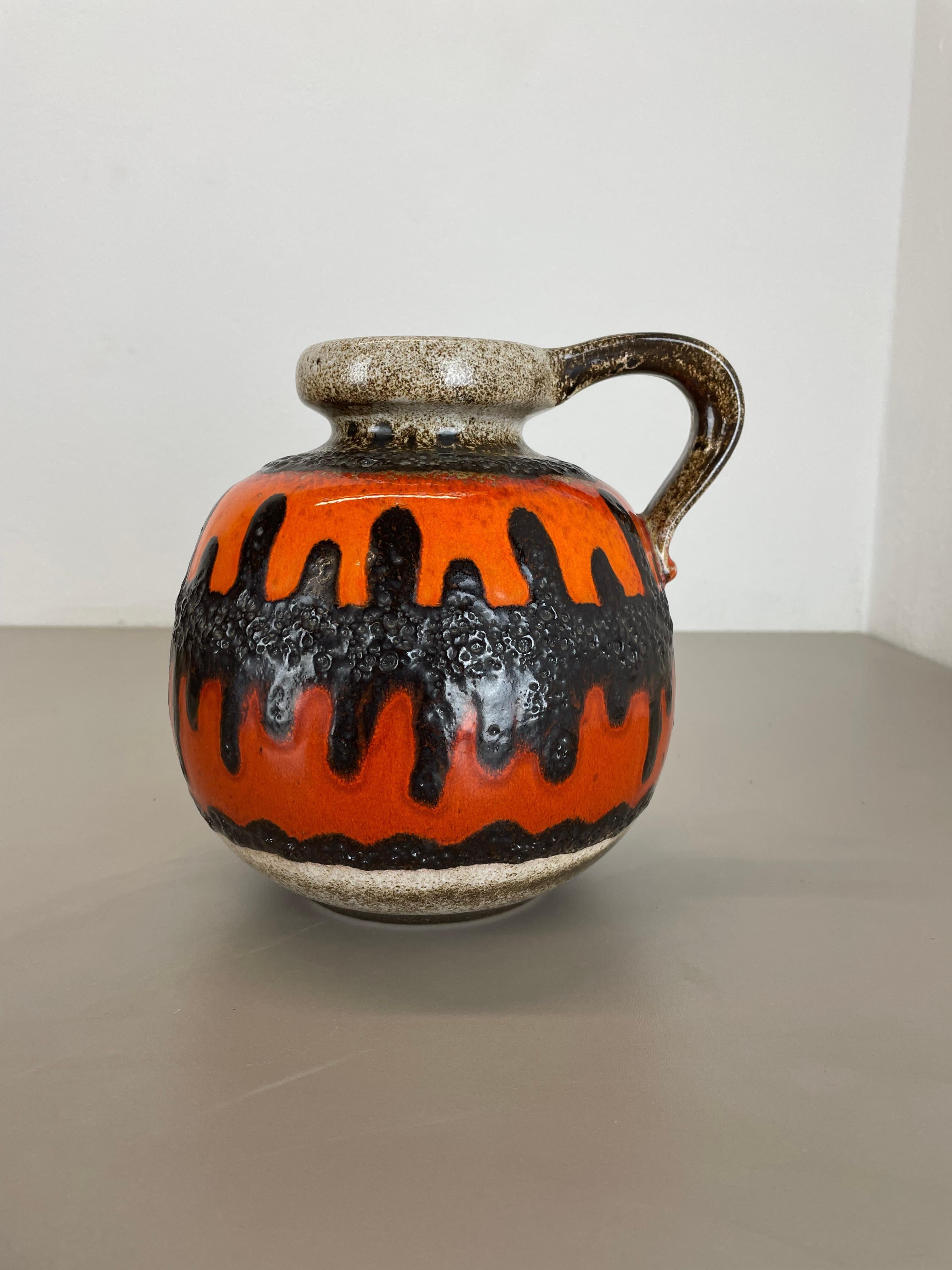 Article :

Vase d'art en lave grasse avec glaçure colorée rare


Producteur :

Scheurich, Allemagne



Décennie :

1970s




Ce vase vintage original a été produit dans les années 1970 en Allemagne. Il est réalisé en poterie céramique dans une