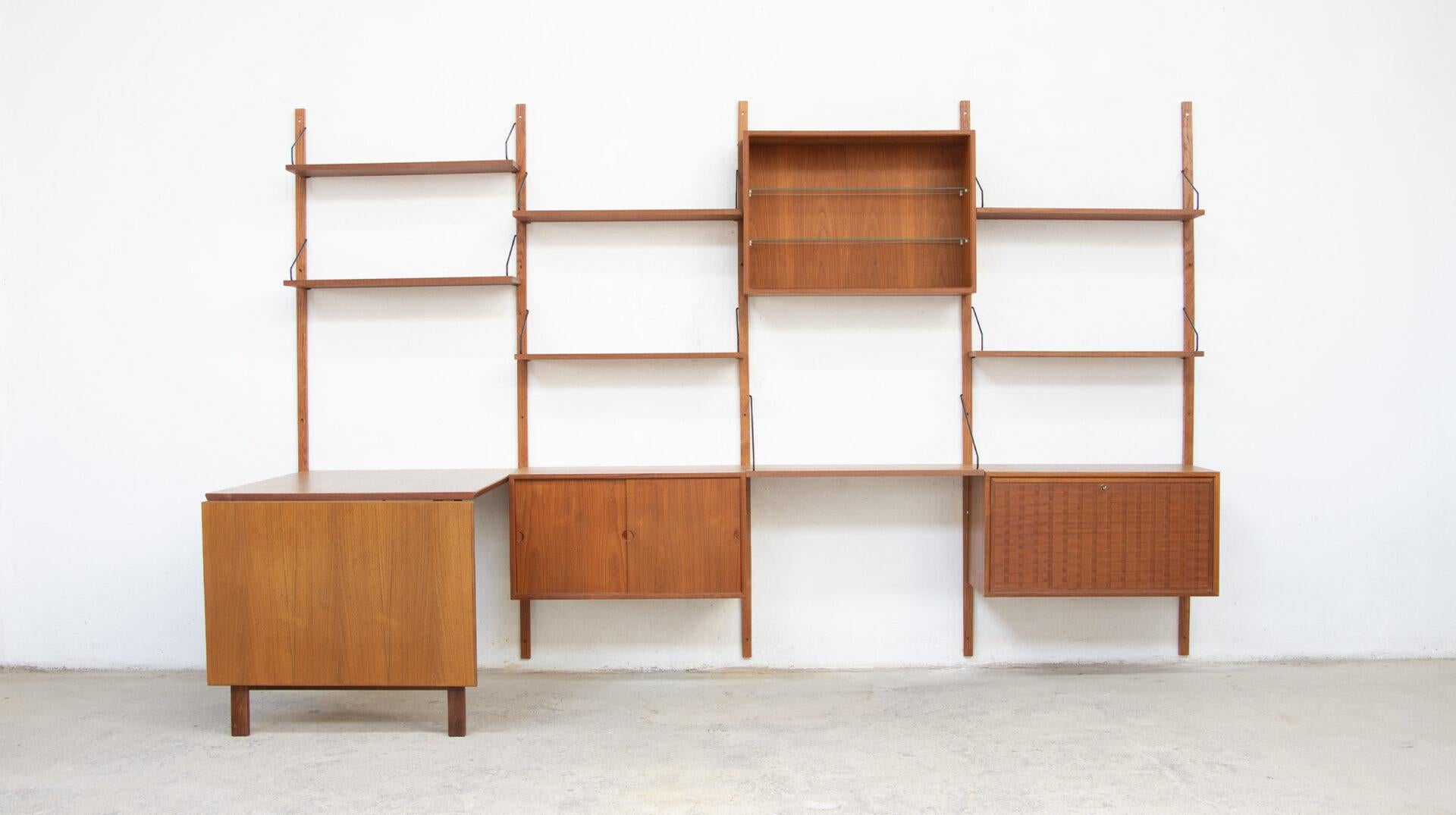 Libreria Poul Cadovius Royal System Anni 60
Libreria danese modulare degli anni '60 in teak di Poul Cadovius Royal System. Un classico esempio di pensile danese.

Versione con montanti in teak e raro tavolo da pranzo o scrivania con prolunga