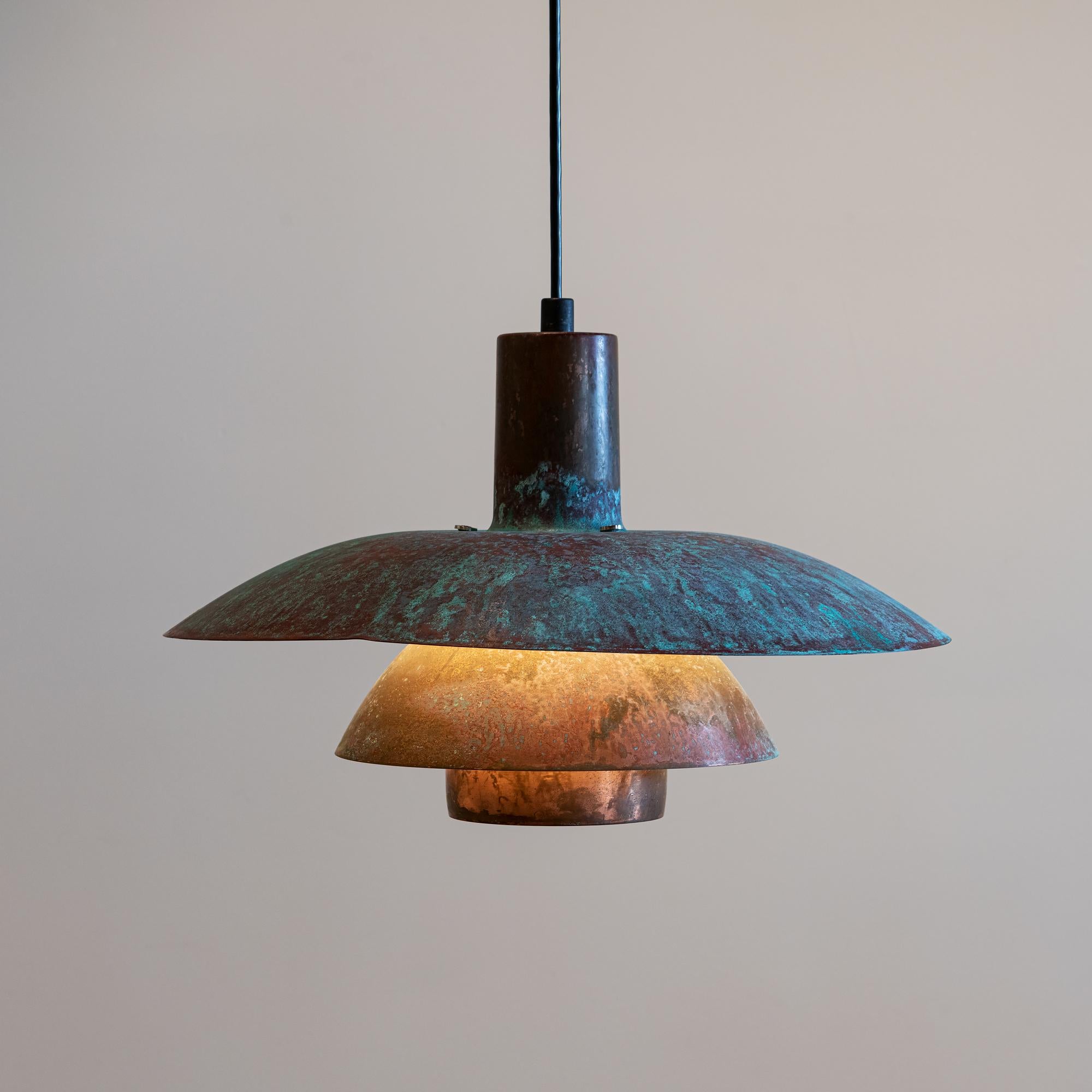 Ein seltener und schöner Anhänger von Poul Henningsen aus Kupfer mit schöner Patina. Dänemark, 1950er Jahre.