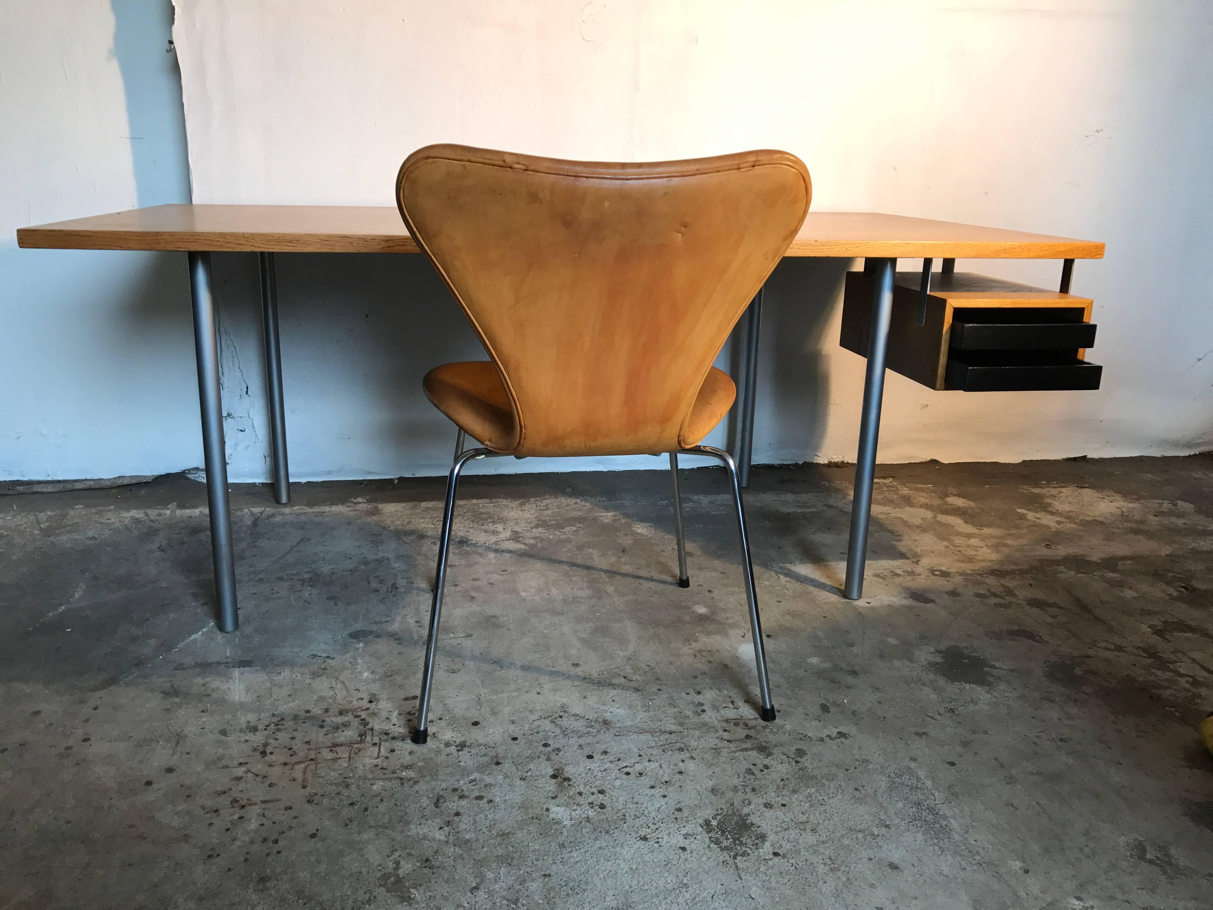 Sehr seltener maßgefertigter Schreibtisch von Poul Kjærholm aus dem Jahr 1964. Schreibtischplatte aus Eichenholz. Zwei schwarz lackierte Schubladen und Beine aus Stahlrohr. An wenigen Stellen gestempelt E.kold.
