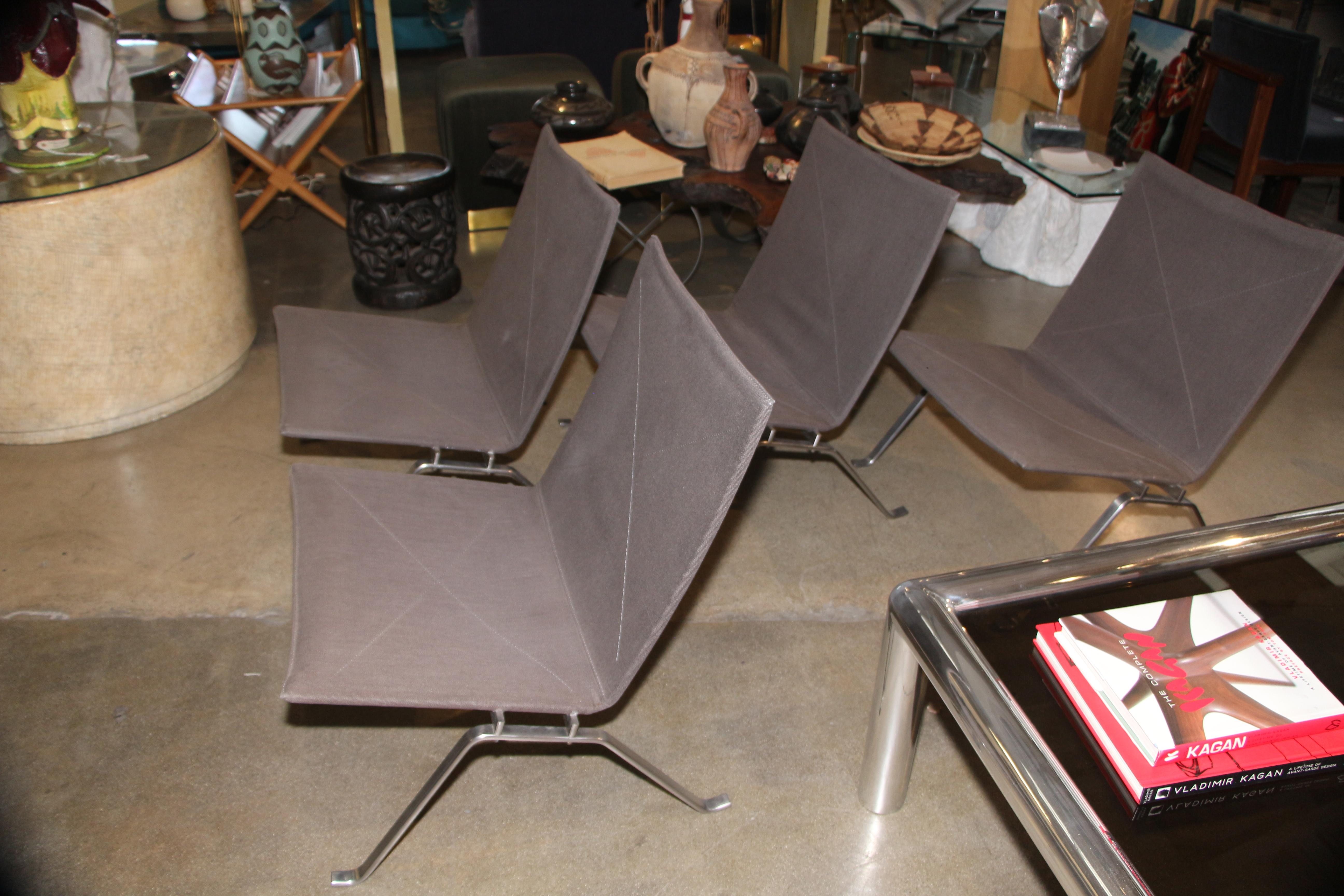 Wir haben 4 Paul Kjaerholm PK 22 Stühle von Fritz Hansen mit Etikett und Datum 2004 im Angebot. Wir glauben, dass diese Stühle nur 2 Jahre lang in dieser Farbe hergestellt wurden. Diese Stühle werden mit passenden grauen Sunbrella-Bezügen geliefert.