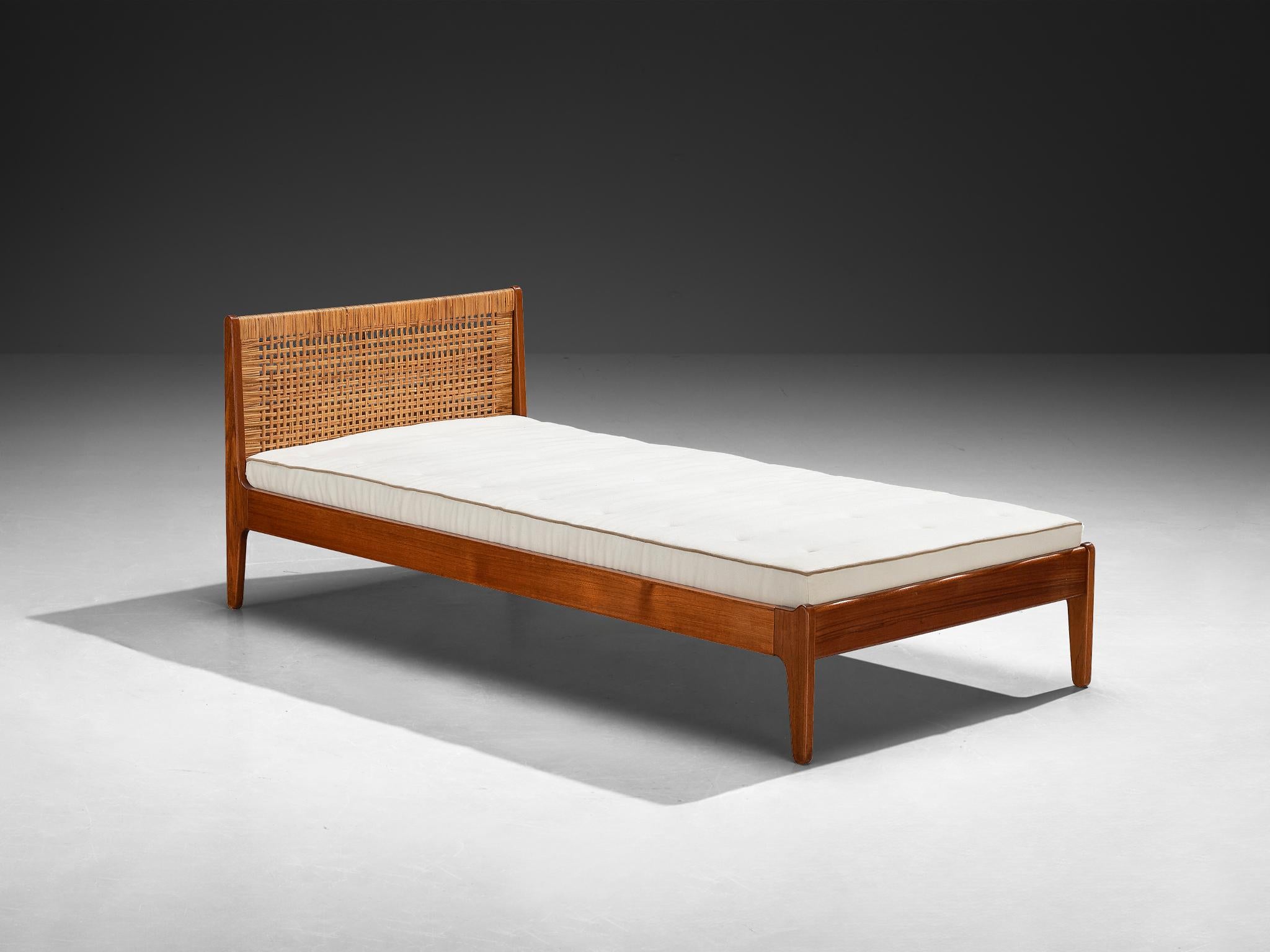 Poul M. Volther, Einzelbett, Teakholz, Schilfrohr, Dänemark, 1950er Jahre

Dieses seltene Bettdesign ist eine Kreation des dänischen Designers Poul M. Volther, die in den 1950er Jahren entworfen wurde. Das Bett schafft ein Gleichgewicht zwischen