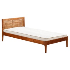 Rara cama individual Poul M. Volther de teca y caña años 50