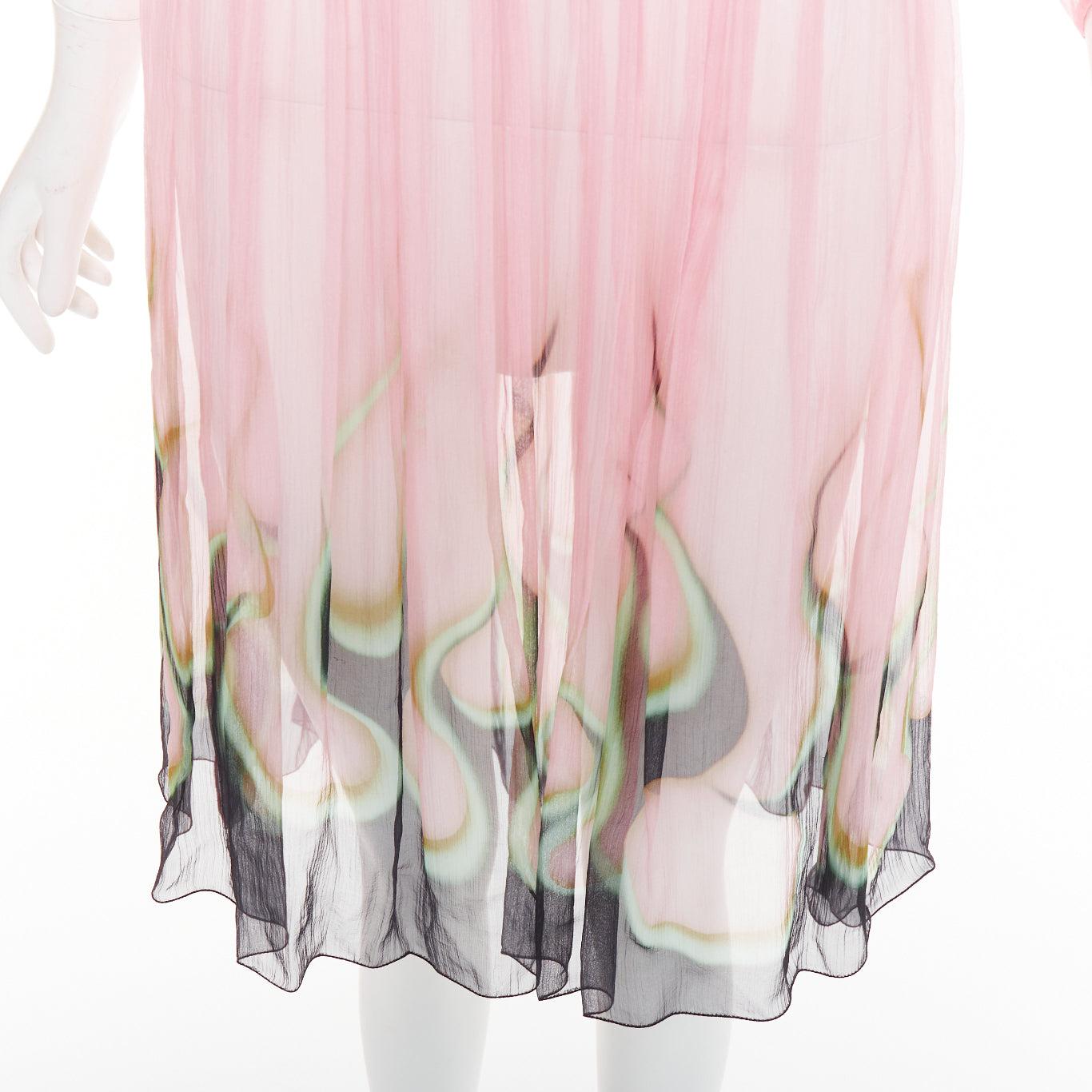 selten PRADA 2012 rosa durchsichtige Seide Chiffon grün schwarz Flamme Knie Kleid IT42 M
Referenz: TGAS/E00968
Marke: Prada
Designer: Miuccia Prada
Collection'S: SS 2012
MATERIAL: Seide
Farbe: Rosa, Grün
Muster: Solide
Verschluss:
