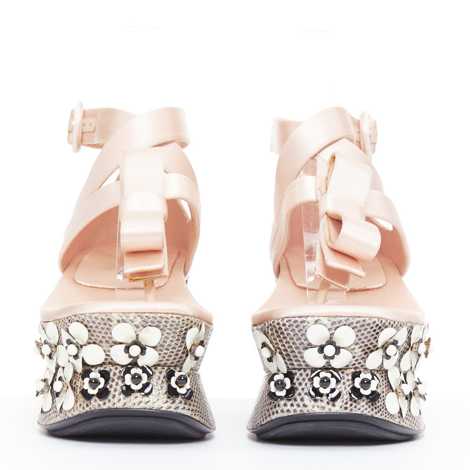 selten PRADA 2013 Runway rosa Satin Blumenblatt verschönert Geisha Plattform EU36 (Beige) im Angebot