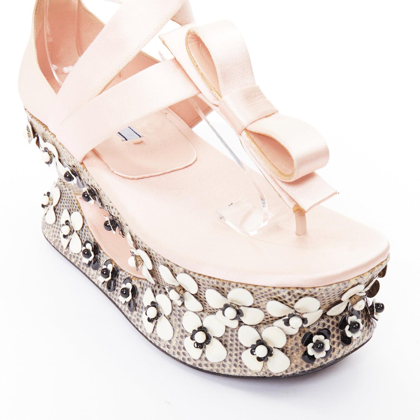 selten PRADA 2013 Runway rosa Satin Blumenblatt verschönert Geisha Plattform EU36 im Angebot 2