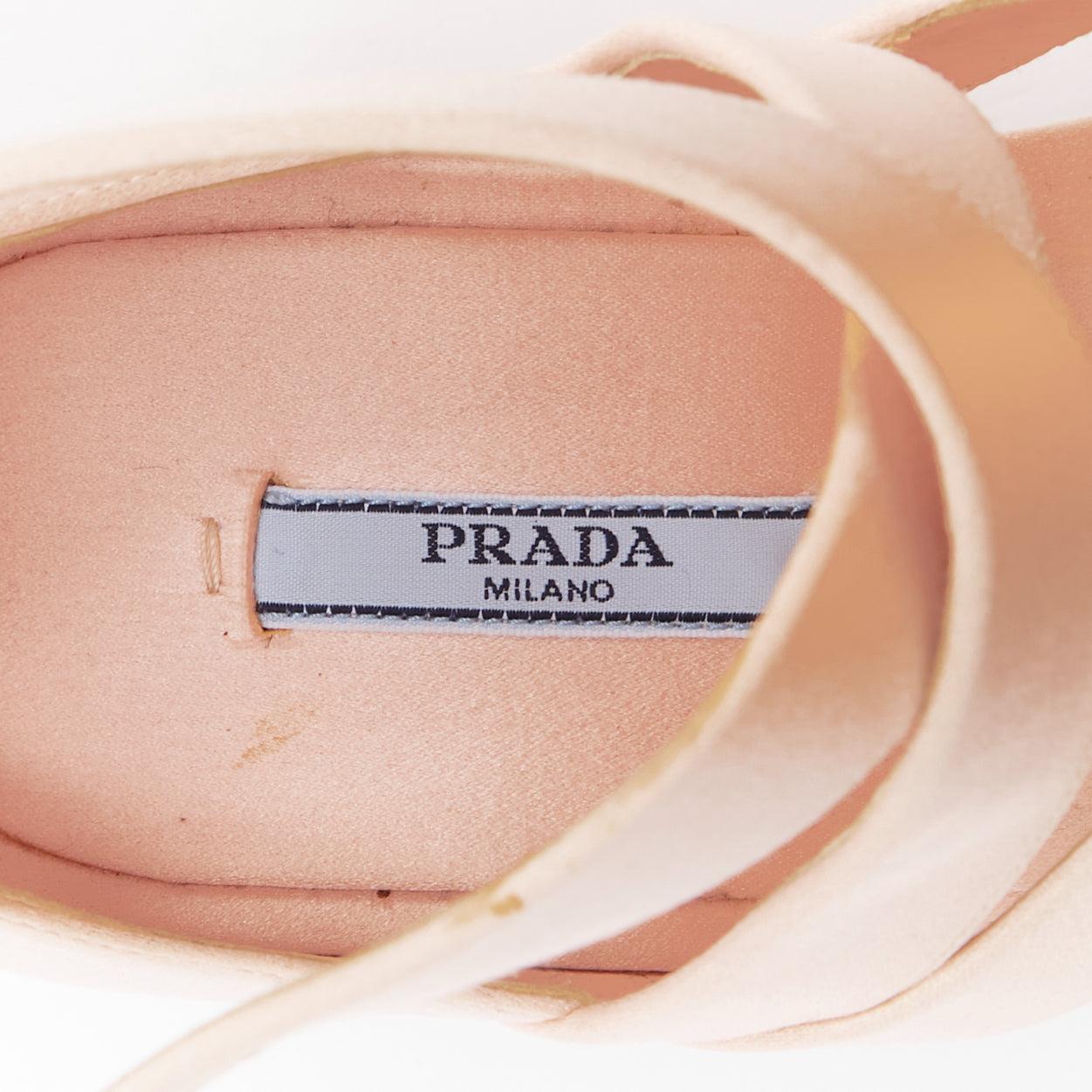 selten PRADA 2013 Runway rosa Satin Blumenblatt verschönert Geisha Plattform EU36 im Angebot 4