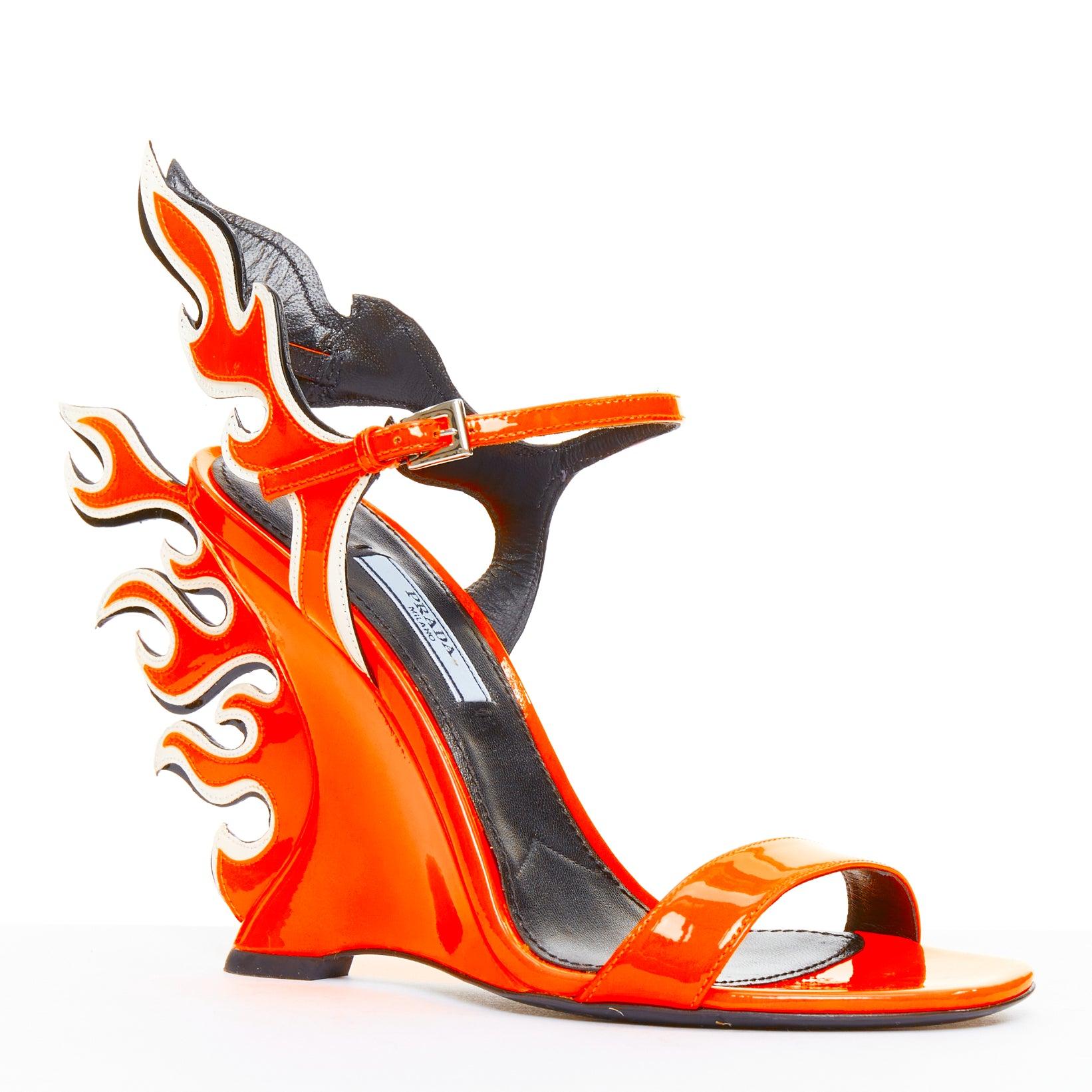 rare PRADA 2018 Flame Wedge neon orange patent Fire heel sandal EU37.5
Reference: TGAS/E00953
Brand: Prada
Designer: Miuccia Prada
Model: Flame Wedge Sandal
Collection: 2018 Flame - Runway
Material: Patent Leather
Color: Orange, White
Pattern: