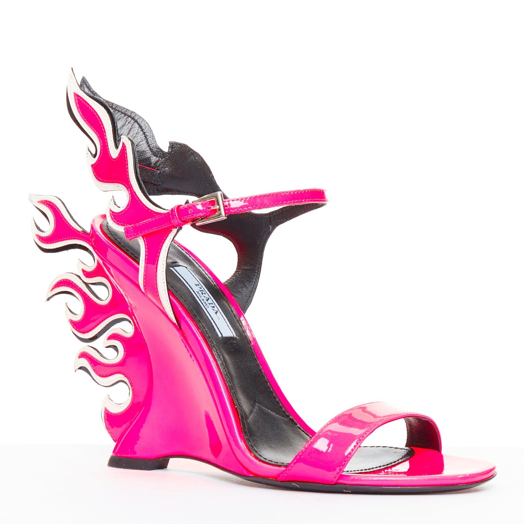 selten PRADA 2018 Flame Wedge neon pink patent Fire Absatz Sandale EU37
Referenz: TGAS/E00911
Marke: Prada
Designer: Miuccia Prada
Modell: Flame Keilsandale
Collection: 2018 Flame - Laufsteg
MATERIAL: Lackleder
Farbe: Rosa, Weiß
Muster: