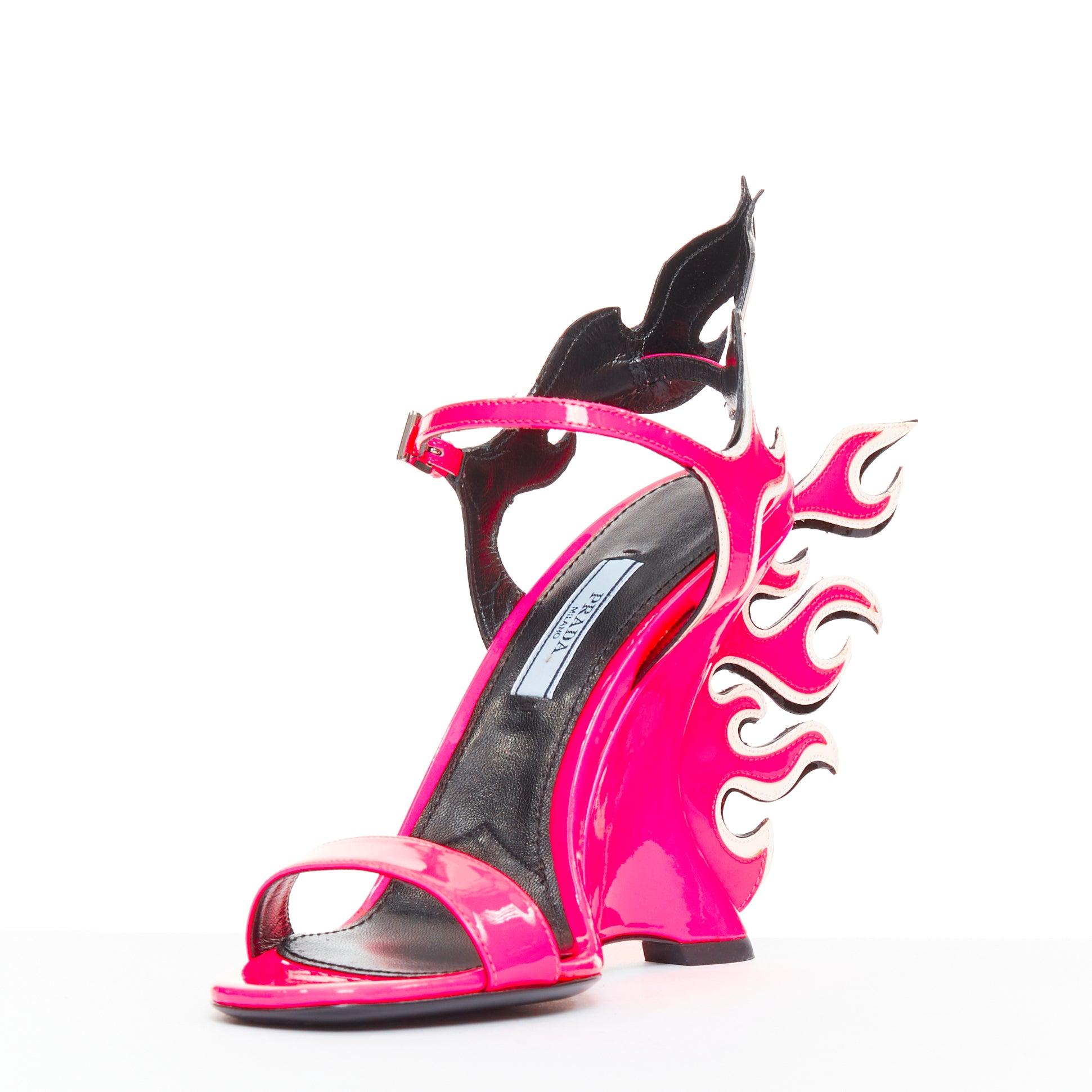 selten PRADA 2018 Flame Wedge neon pink patent Fire Absatz Sandale EU37 im Zustand „Neu“ im Angebot in Hong Kong, NT