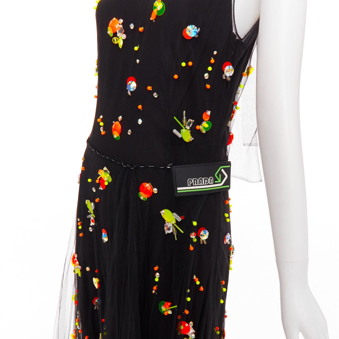 raro Prada 2018 Runway Abito multi neon giallo arancio nero tulle sportivo logo vestito IT42 M.
Riferimento: TGAS/E00950
Marchio: Prada
Stilista: Miuccia Prada
Model No: Abito
Collezione: 2018 - Pista
Materiale: Rete
Colore: arancione, giallo