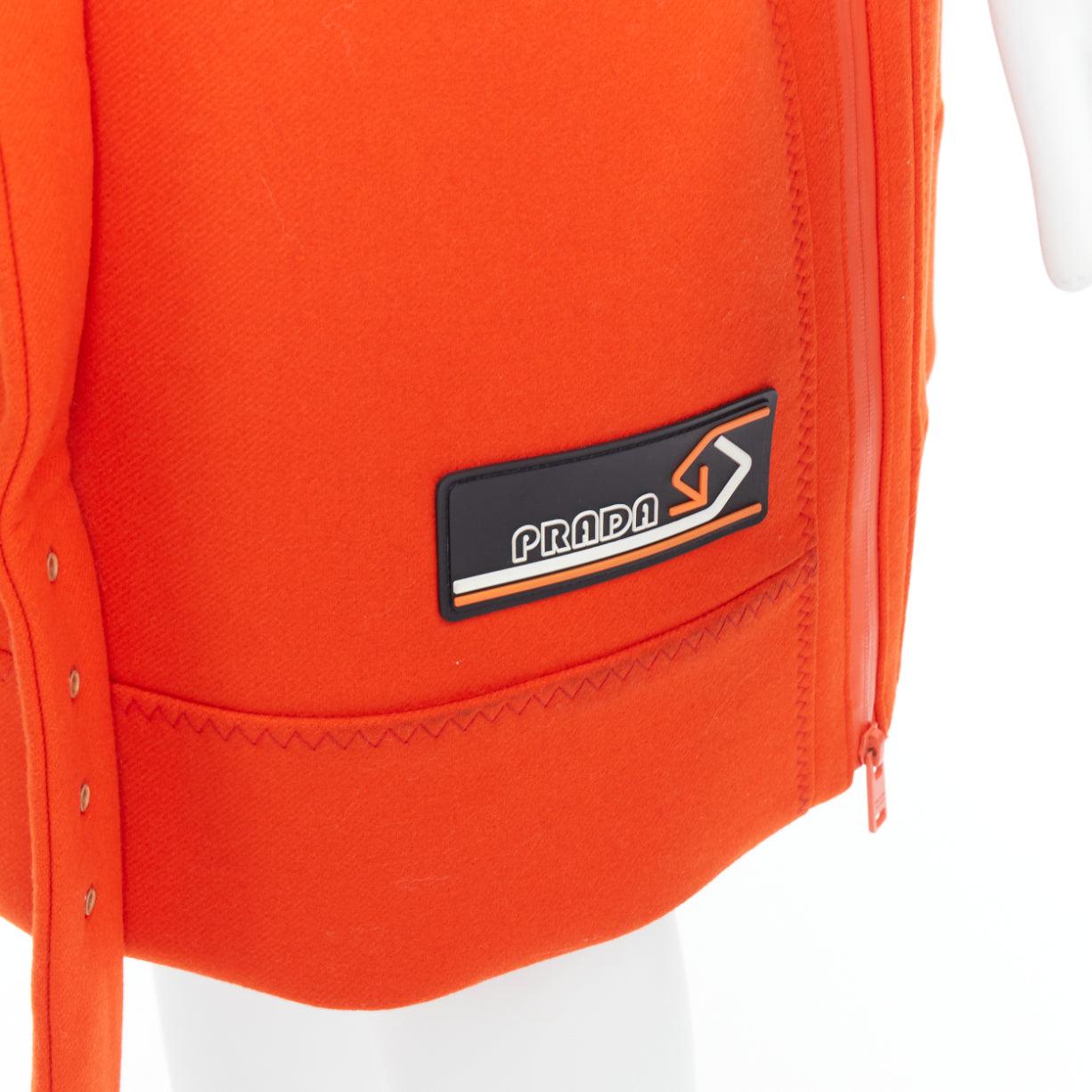 raro Prada 2018 Runway arancione in lana vergine con cintura e gilet lungo foderato IT38 XS
Riferimento: TGAS/E00939
Marchio: Prada
Stilista: Miuccia Prada
Collezione: FW 2018 - Passerella
Materiale: Lana vergine, nylon
Colore: arancione
Modello: