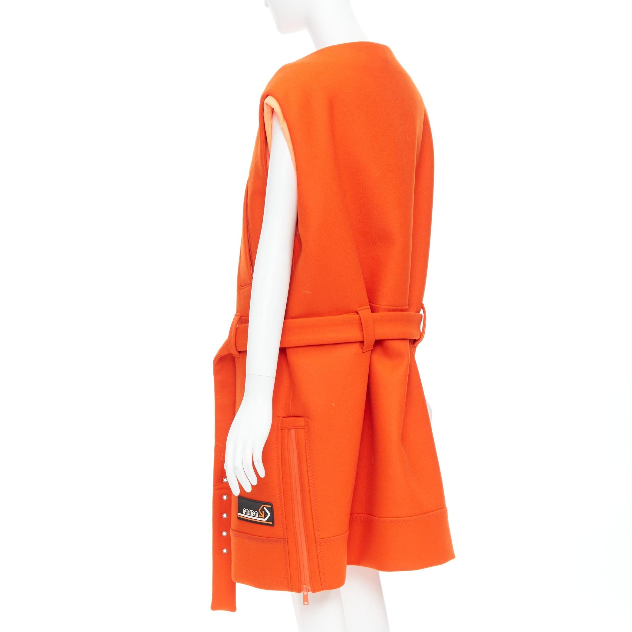 raro Prada 2018 Runway arancione in lana vergine con cintura e gilet lungo foderato IT38 XS in vendita 2