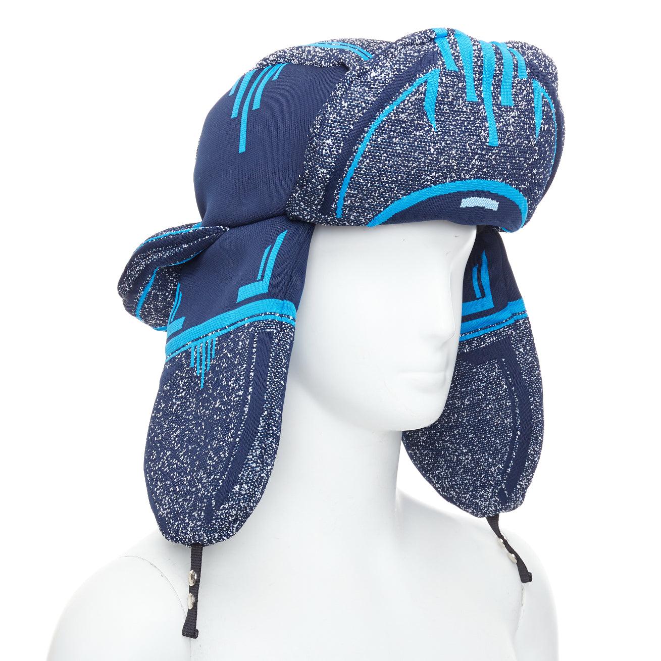 rare PRADA 2019 Runway blue grey logo jacquard padded trapper hat L
Reference: TGAS/E00235
Brand: Prada
Designer: Miuccia Prada
Collection: 2019 - Runway
Material: Nylon
Color: Blue, Grey
Pattern: Solid
Closure: Snap Buttons
Lining: Black