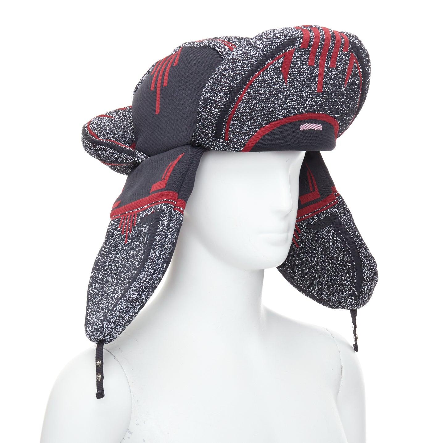 rare PRADA 2019 Runway red grey logo jacquard padded trapper hat L
Reference: TGAS/E00239
Brand: Prada
Designer: Miuccia Prada
Collection: 2019 - Runway
Material: Nylon
Color: Red, Grey
Pattern: Solid
Closure: Snap Buttons
Lining: Black Cotton
Extra