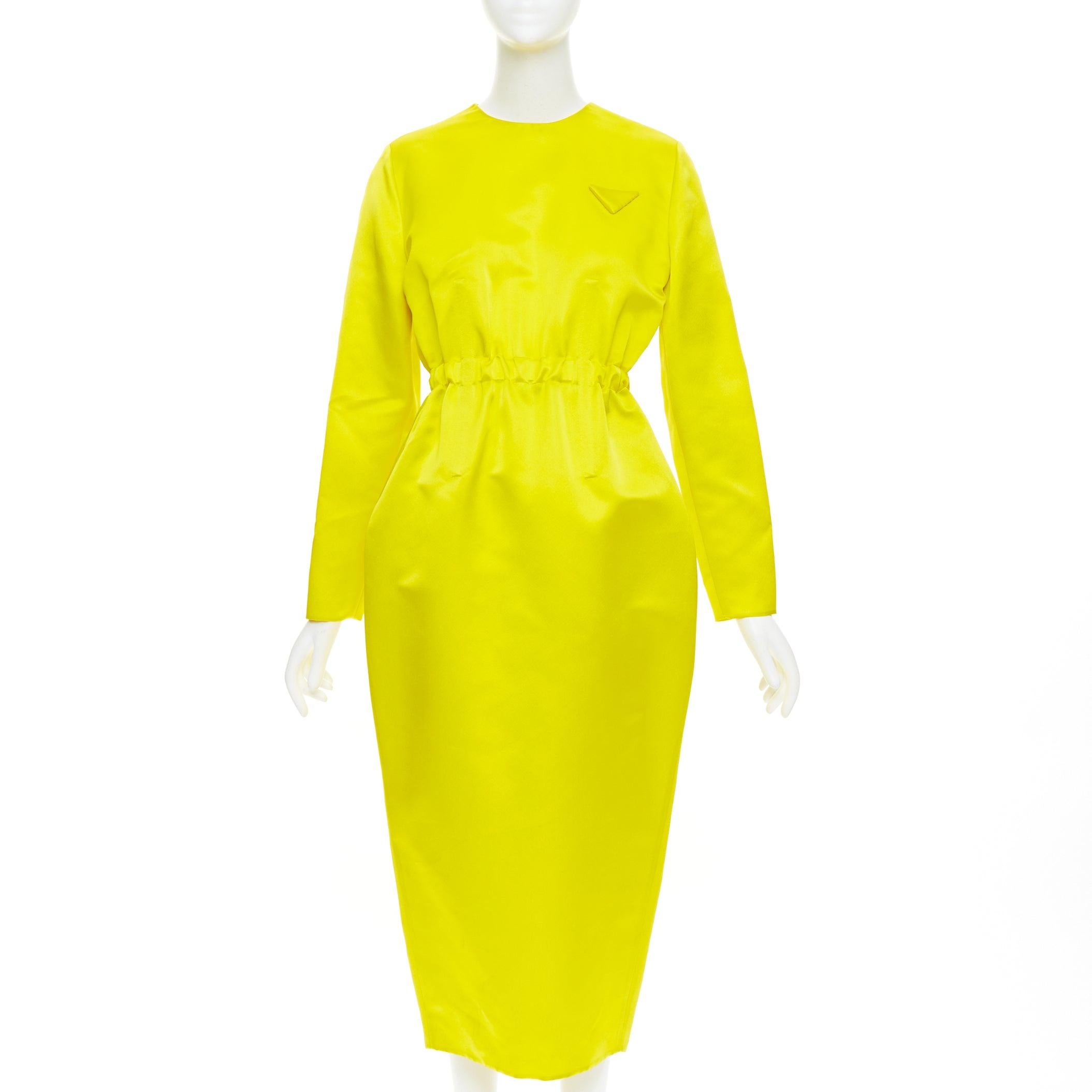 raro PRADA 2022 Runway yellow duchess silk open back internal cinched belted dress IT40 S
Riferimento: TGAS/E00945
Marchio: Prada
Stilista: Miuccia Prada
Collezione: SS 2022 - Passerella
Materiale: Seta
Colore: Giallo, Nero
Modello: Tinta