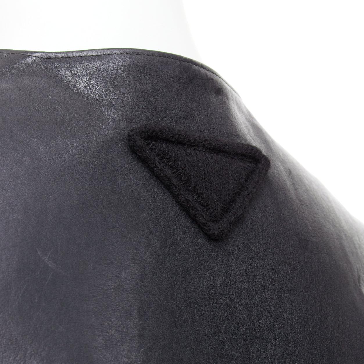 raro PRADA 2023 Pasarela Raf Simons Vitello chaleco negro de piel de becerro con hebilla IT48 M
Referencia: TGAS/E00924
Marca: Prada
Diseñador: Raf Simons
Model No: Chaqueta sin mangas Vitello
Colección: Primavera Verano 2023 - Pasarela
Material: