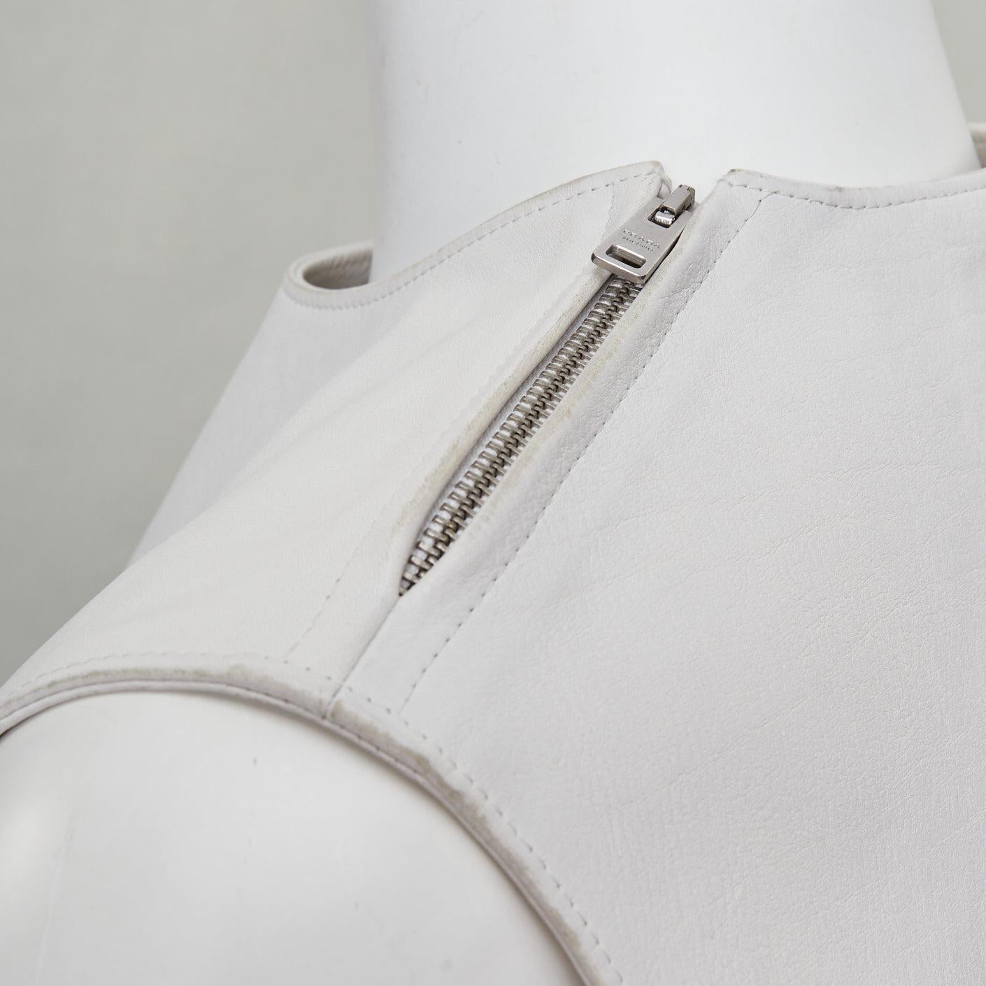 rare PRADA 2023 Runway Raf Simons Gilet à boucle en cuir de veau Vitello I.L.A. en vente 3