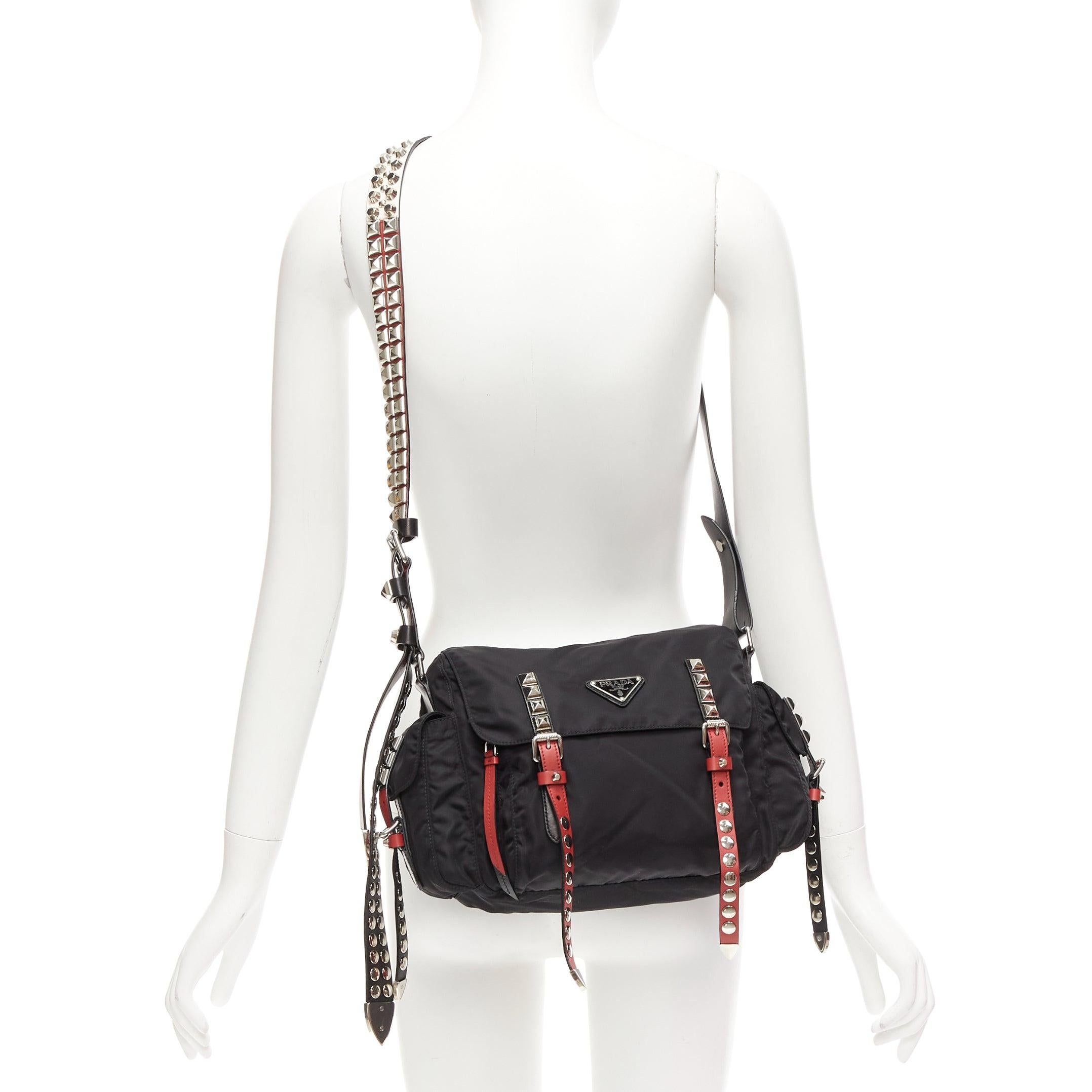 rare PRADA Vela black nylon red punk studded logo plaque crossbody bag
Reference: TGAS/D01153
Brand: Prada
Designer: Miuccia Prada
Model: Vela
Material: Nylon, Leather
Color: Black, Red
Pattern: Studded
Closure: Belt
Lining: Black Fabric
Extra