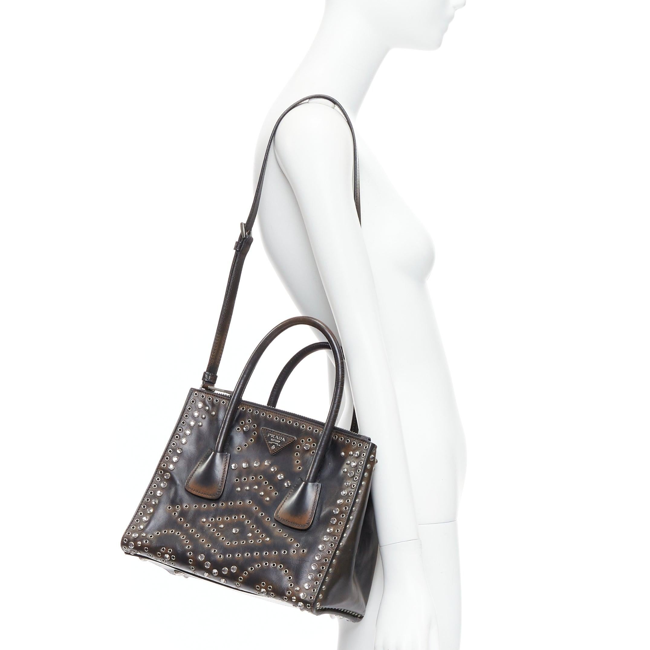rare PRADA Vitello Vintage Twin Pocket brown aged leather crystal grommet tote bag
Reference: TGAS/E00082
Brand: Prada
Designer: Miuccia Prada
Model: Vitello Vintage Studded Twin Pocket Tote
Material: Leather
Color: Brown
Pattern: Solid
Closure: