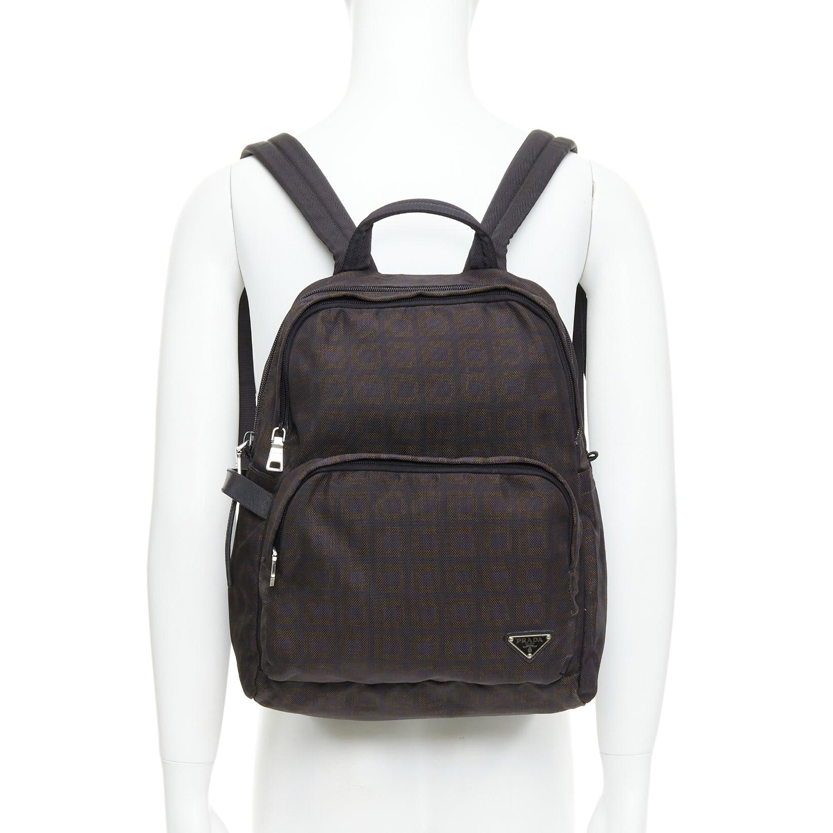 raro PRADA Vintage marrone nero stampa check logo triangolo zaino in nylon
Riferimento: TGAS/E00238
Marchio: Prada
Stilista: Miuccia Prada
Materiale: Nylon
Colore: Nero, Marrone
Modello: Astratto
Chiusura: zip
Fodera: Tessuto nero
Prodotto in:
