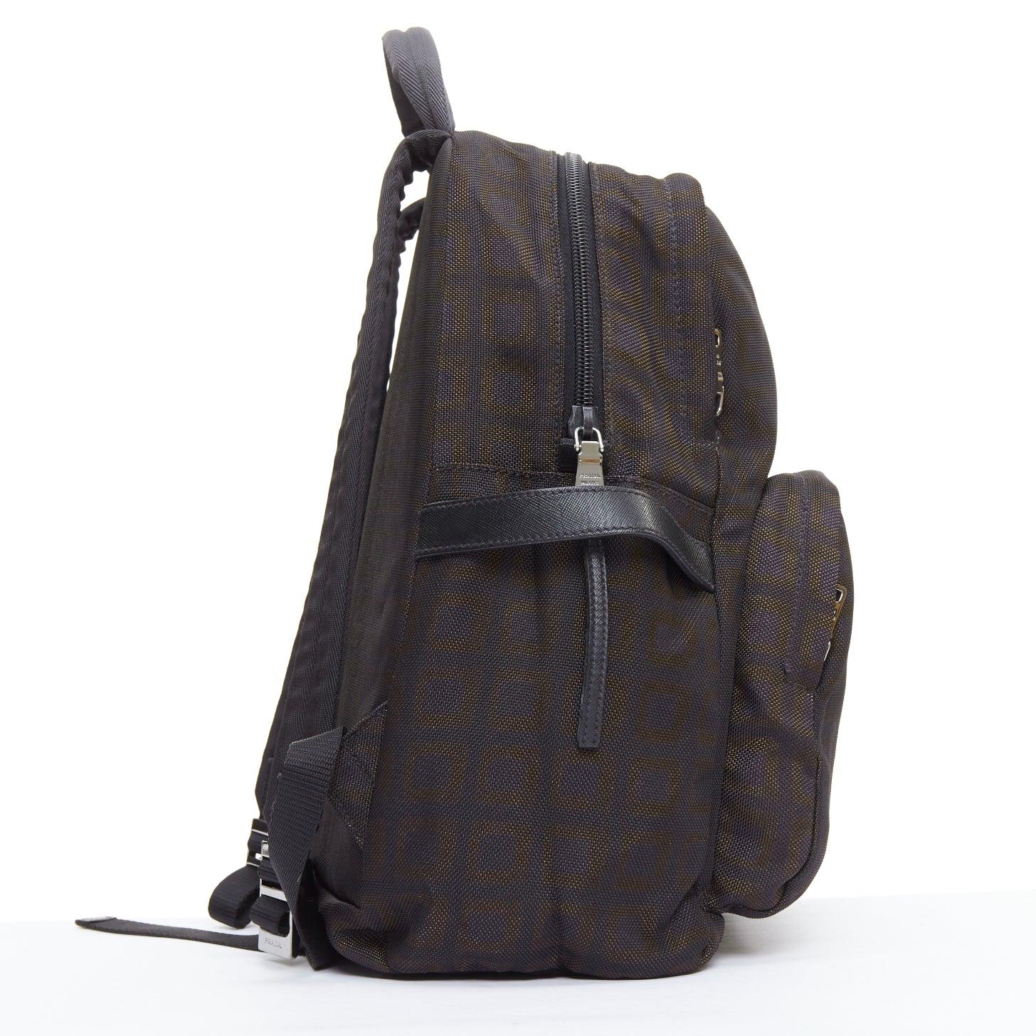raro PRADA Vintage marrone nero stampa check logo triangolo zaino in nylon In condizioni buone in vendita a Hong Kong, NT