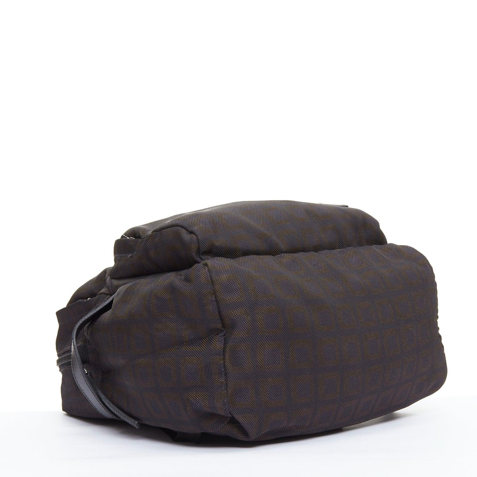 raro PRADA Vintage marrone nero stampa check logo triangolo zaino in nylon in vendita 1
