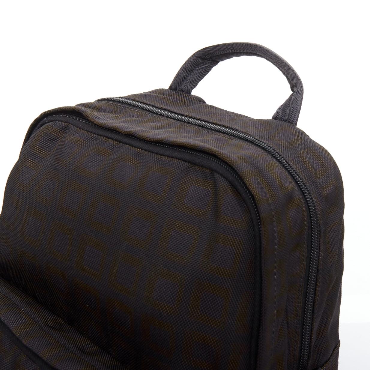 raro PRADA Vintage marrone nero stampa check logo triangolo zaino in nylon in vendita 2