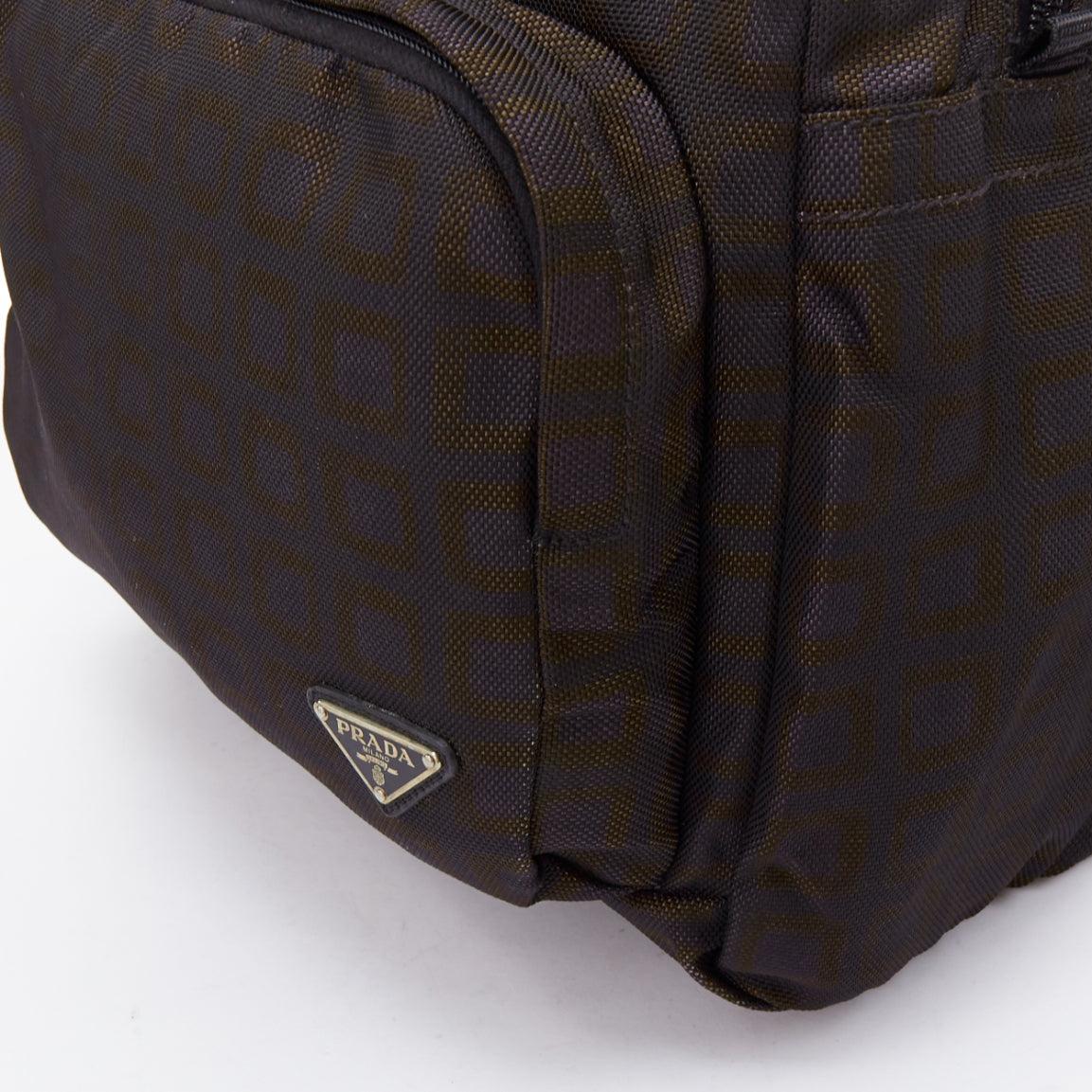 raro PRADA Vintage marrone nero stampa check logo triangolo zaino in nylon in vendita 3