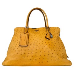 Raro bolso XXL de avestruz amarillo de Prada