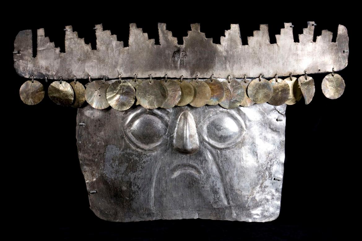 Rara Máscara Inca Precolombina de Plata con Lentejuelas Doradas Precolombino en venta