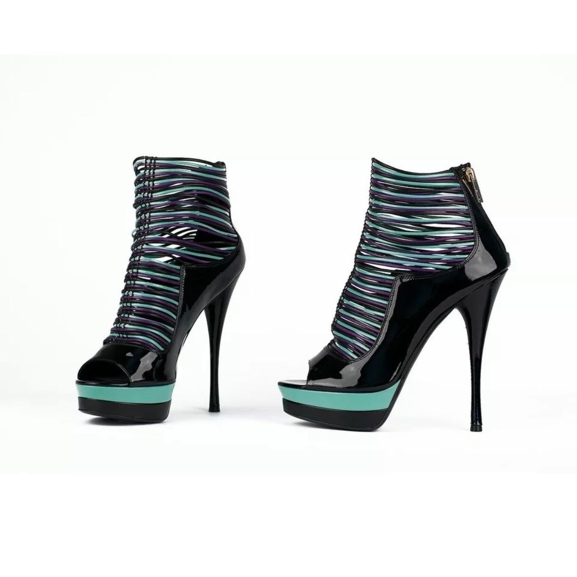 Rare Pre-Fall 2011 Versace Patent Leather Open Toe Platform Boots 40 - 10 In New Condition For Sale In Montgomery, TX