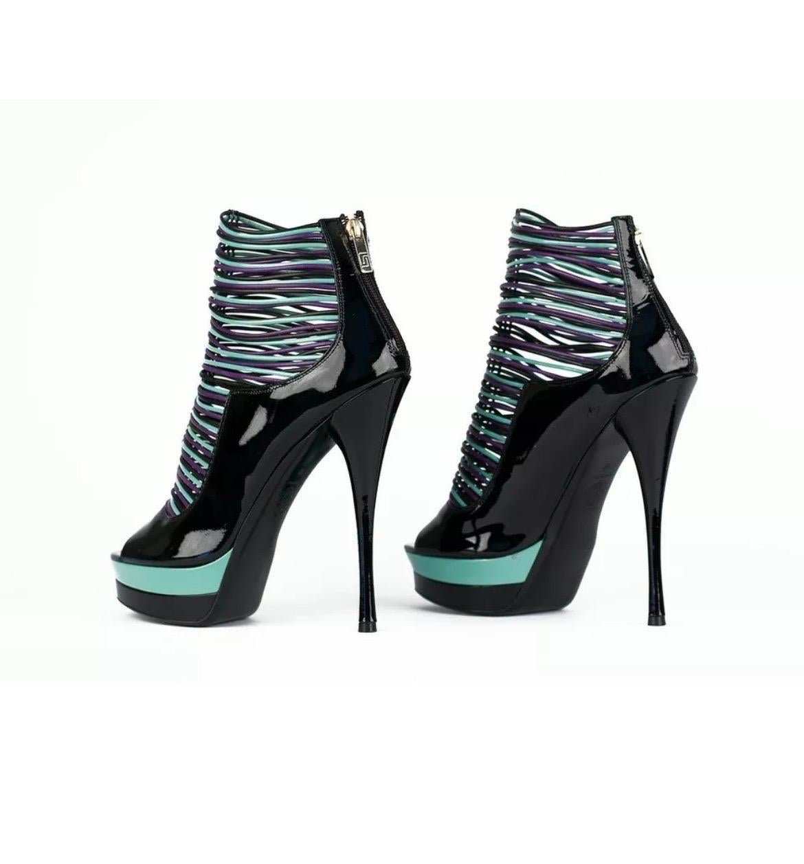 Women's Rare Pre-Fall 2011 Versace Patent Leather Open Toe Platform Boots 40 - 10 For Sale