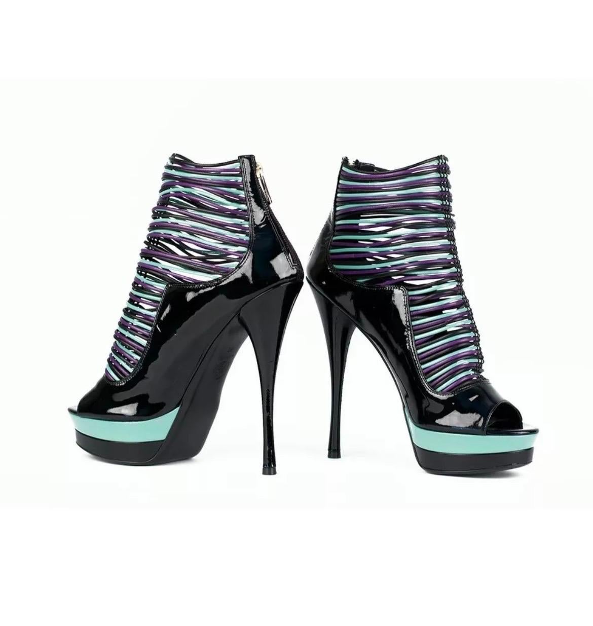 Rare Pre-Fall 2011 Versace Patent Leather Open Toe Platform Boots 40 - 10 For Sale 1
