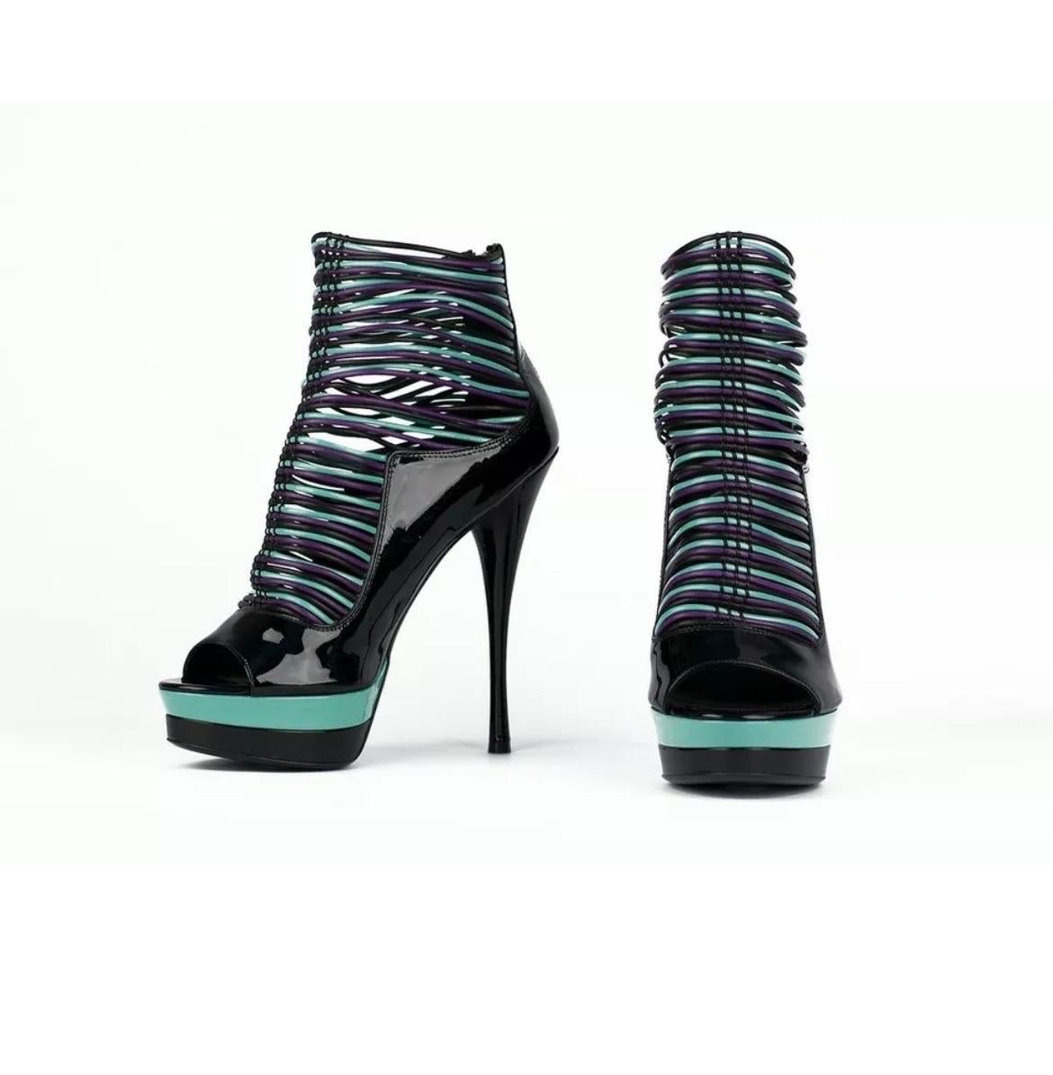 Rare Pre-Fall 2011 Versace Patent Leather Open Toe Platform Boots 40 - 10 For Sale 2
