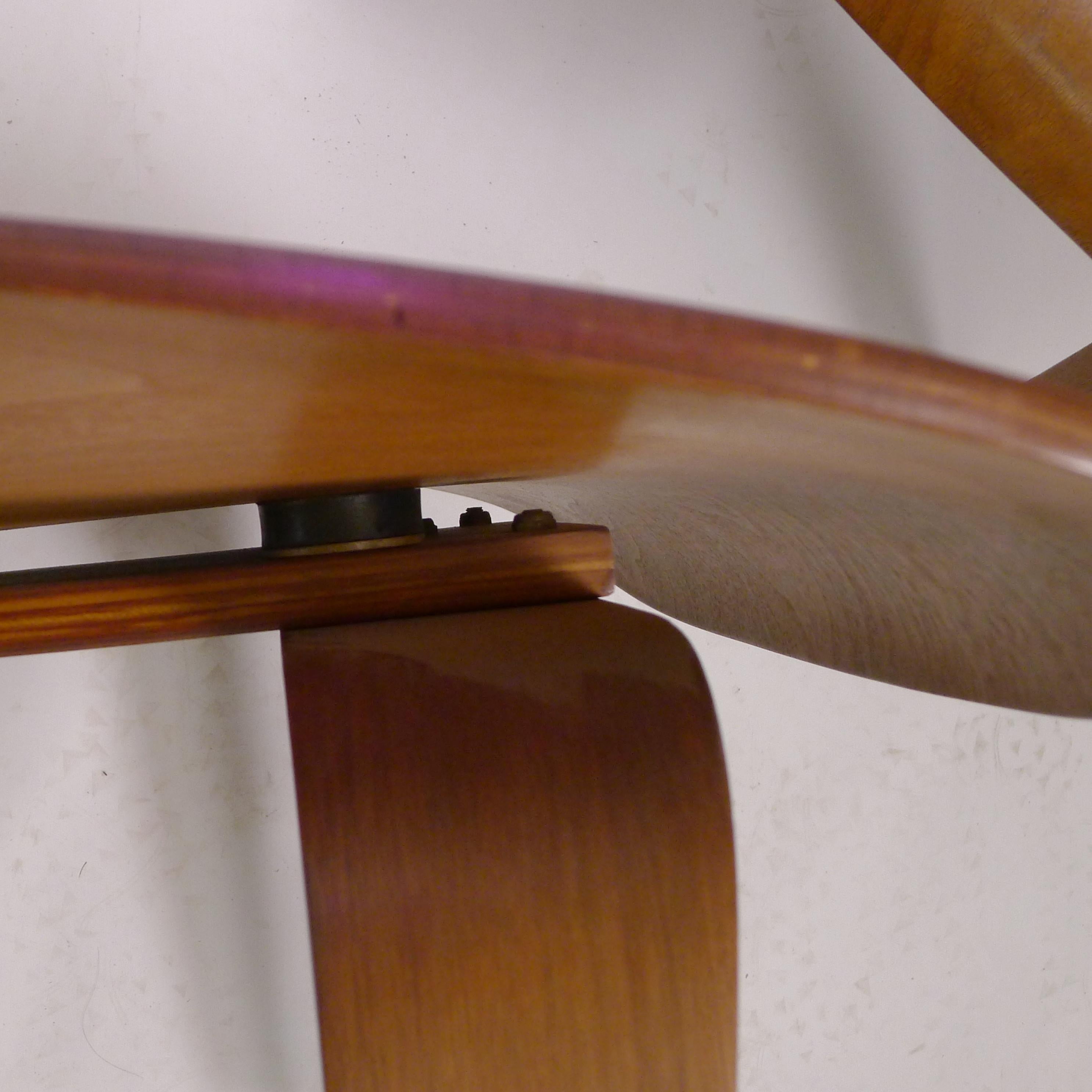 Seltenes Vorproduktionspaar der Eames LCW Chairs, Nussbaumsperrholz, 1945 im Angebot 3
