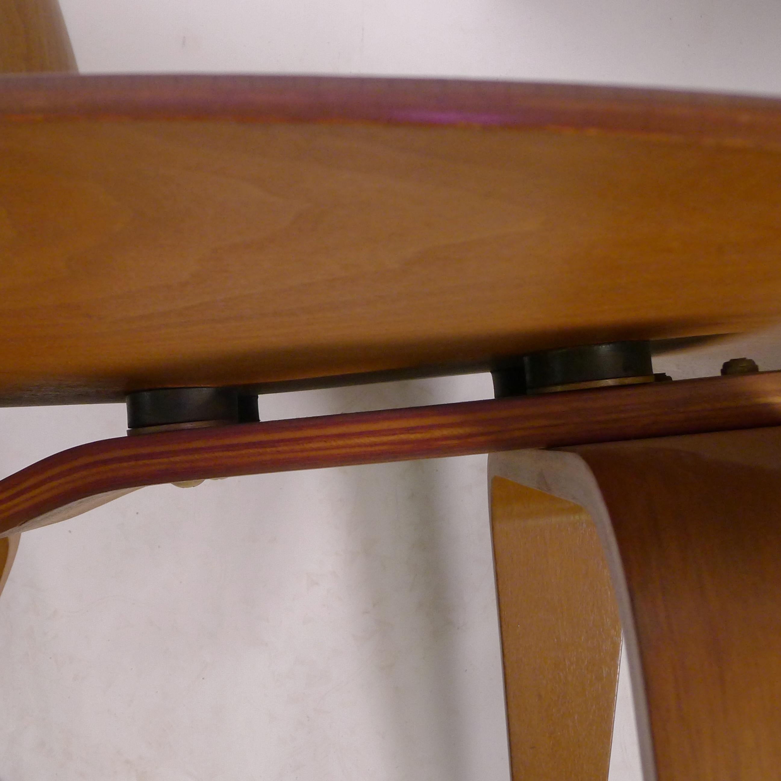 Seltenes Vorproduktionspaar der Eames LCW Chairs, Nussbaumsperrholz, 1945 im Angebot 4