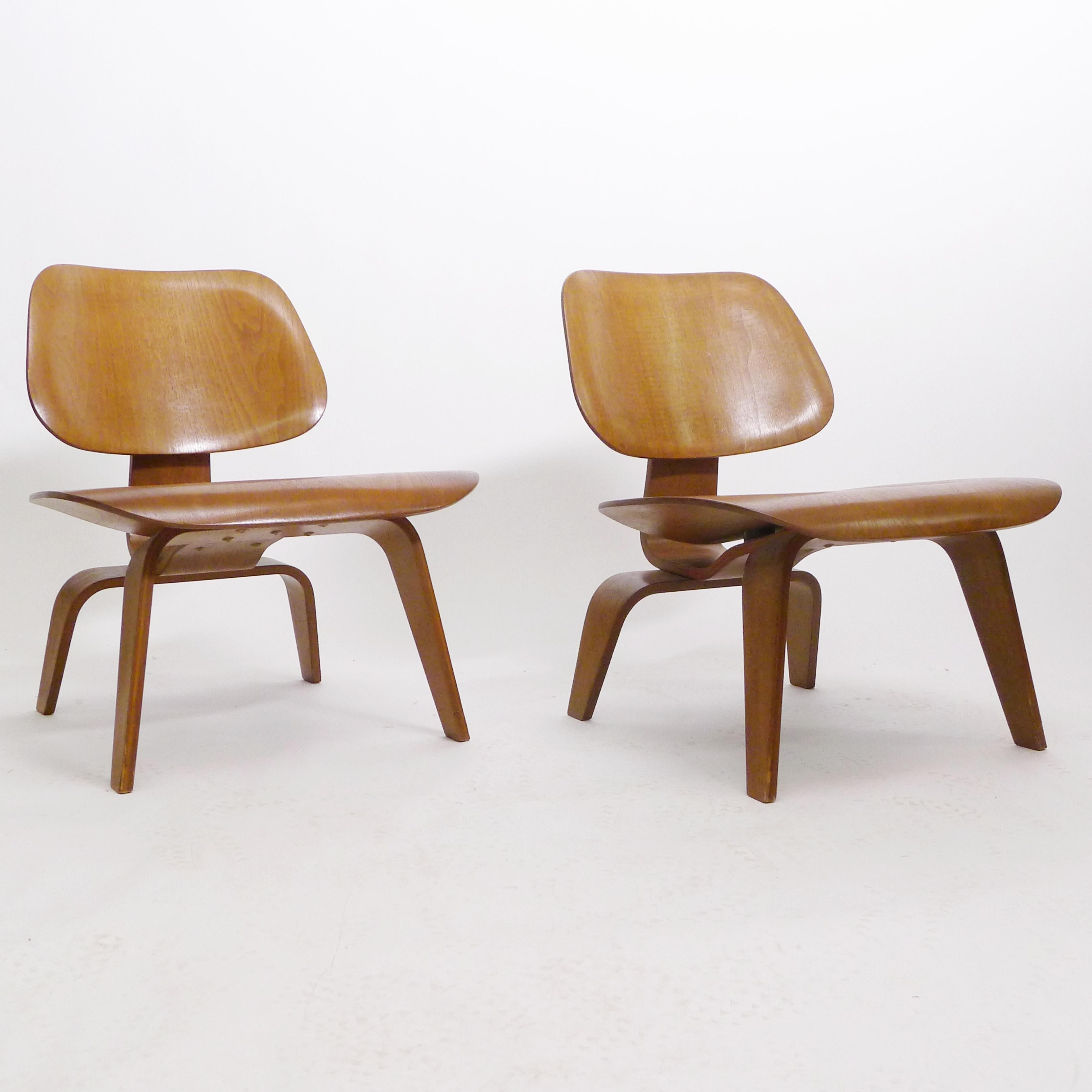 Ein Paar seltene und frühe LCW-Stühle (Lounge Chair Wood), entworfen von Charles und Ray Eames.

Es handelt sich um Exemplare aus dem Jahr 1945, bevor das Design im folgenden Jahr von Evans Plywood und später von Herman Miller in die allgemeine