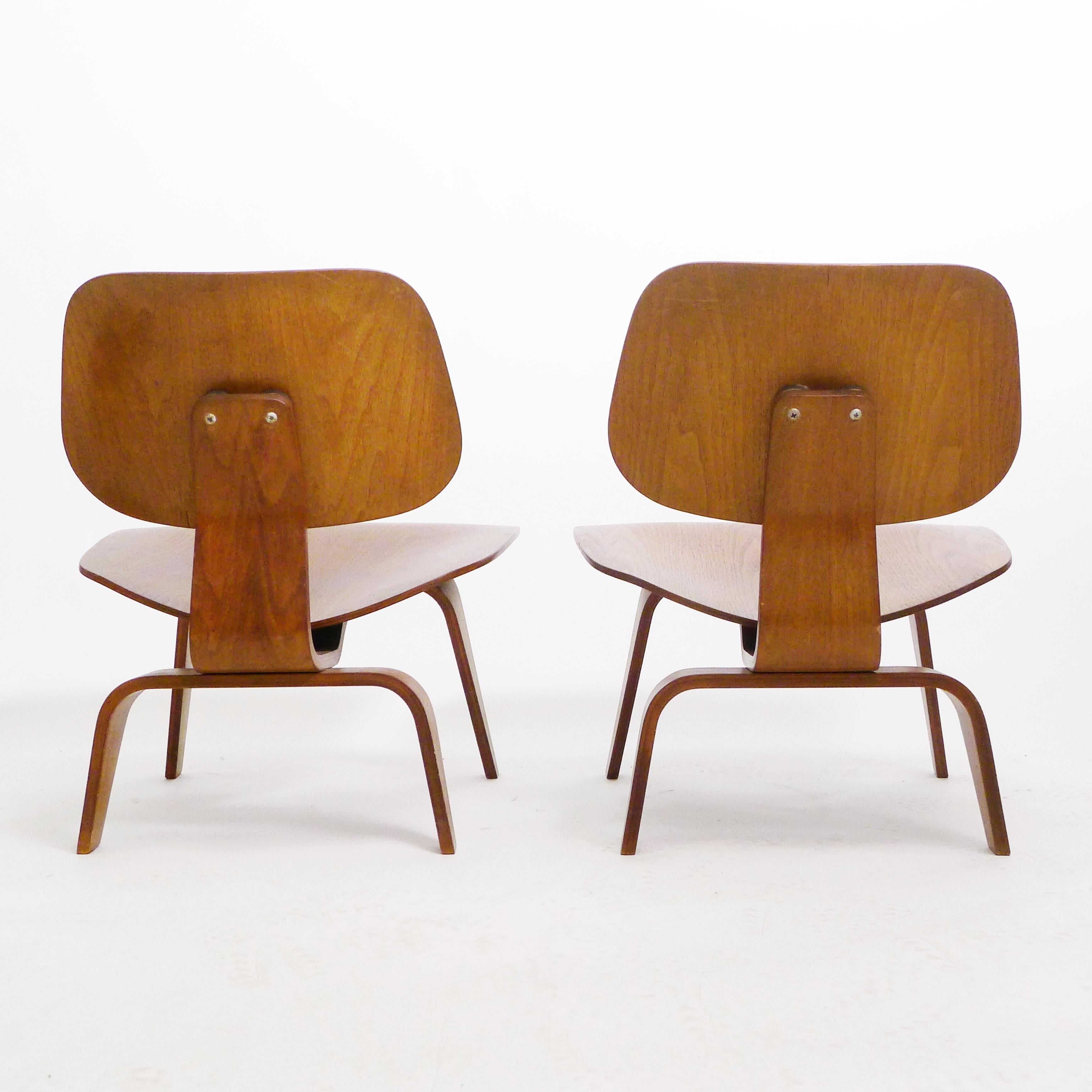 Seltenes Vorproduktionspaar der Eames LCW Chairs, Nussbaumsperrholz, 1945 (Moderne der Mitte des Jahrhunderts) im Angebot