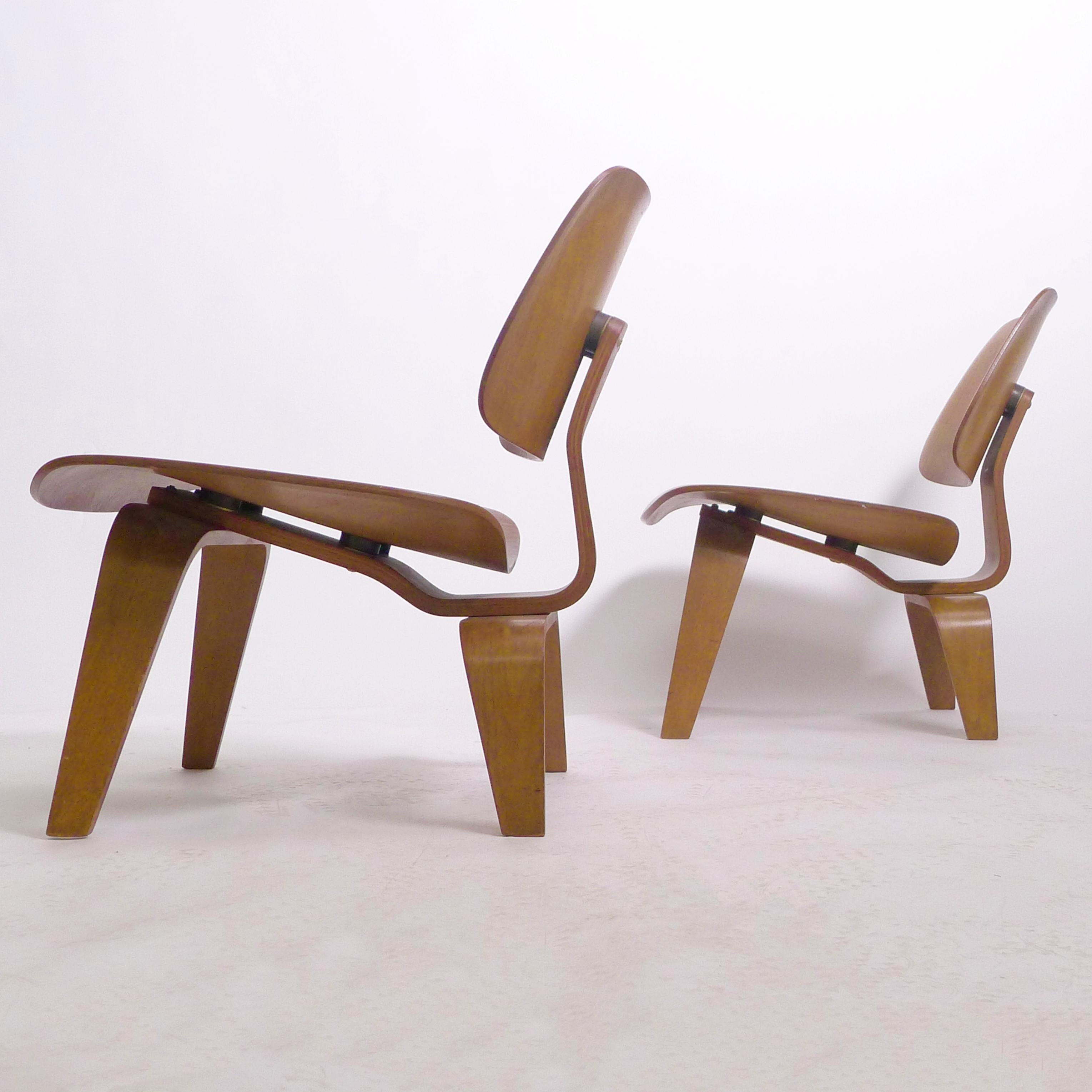 Seltenes Vorproduktionspaar der Eames LCW Chairs, Nussbaumsperrholz, 1945 (amerikanisch) im Angebot